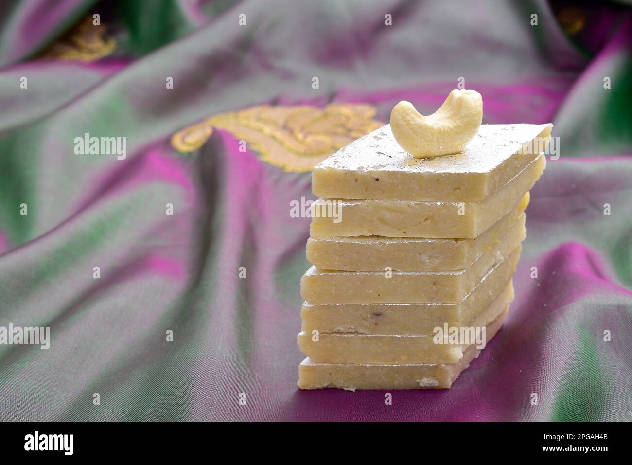 Primo piano di kaju katli dolce su sfondo decorativo Foto Stock