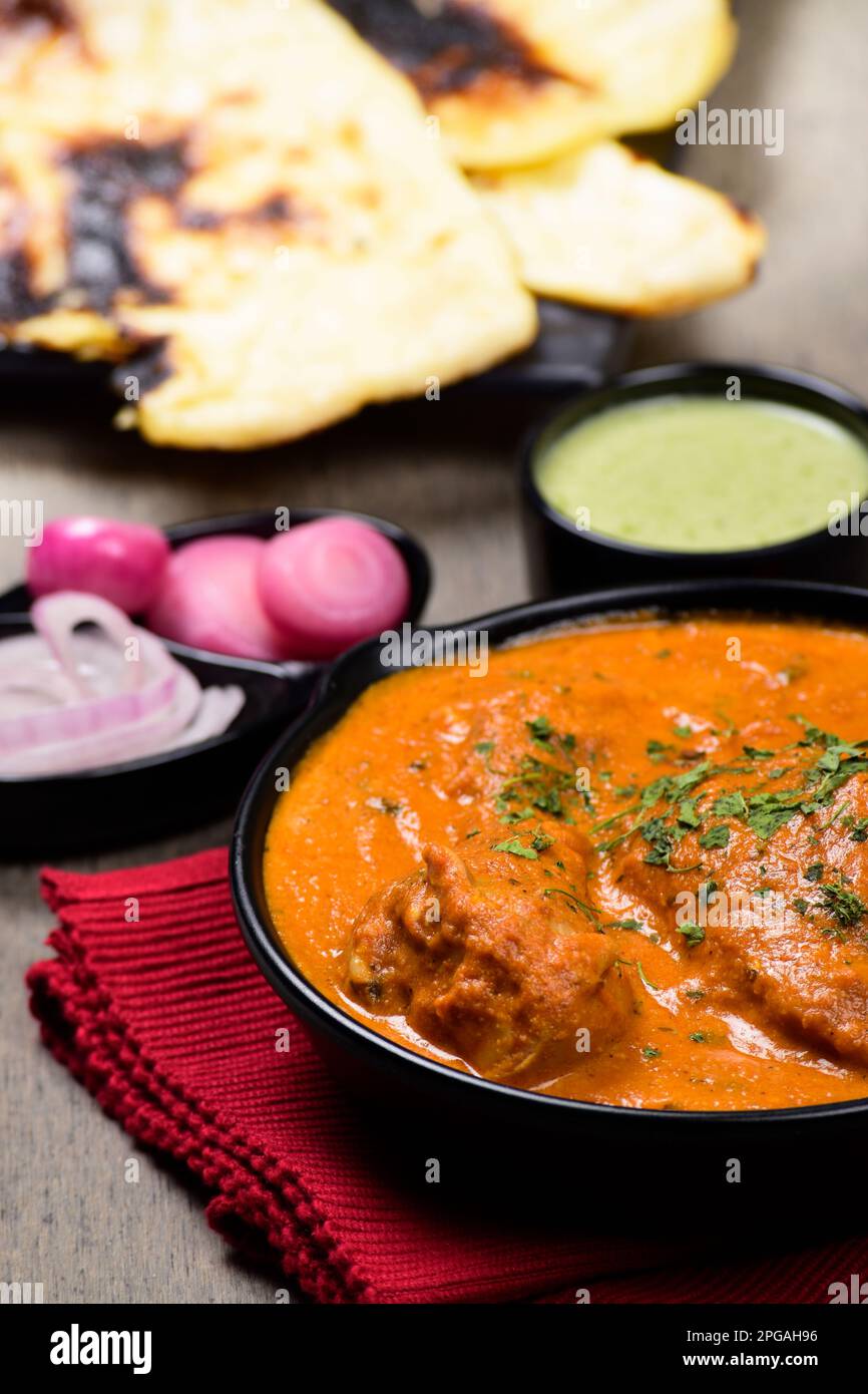 Primo piano di pollo al burro con naan e chutney Foto Stock