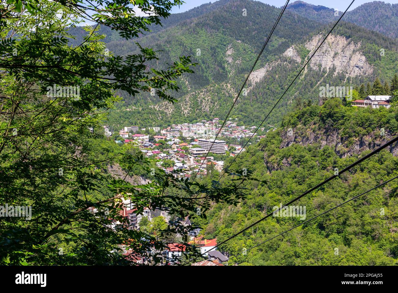 Vista aerea della città di Borjomi vista dalla funivia sopra la città, località turistica nella verde gola di Borjomi, Parco Nazionale di Borjomi-Kharagauli, Caucaso, Georgia. Foto Stock