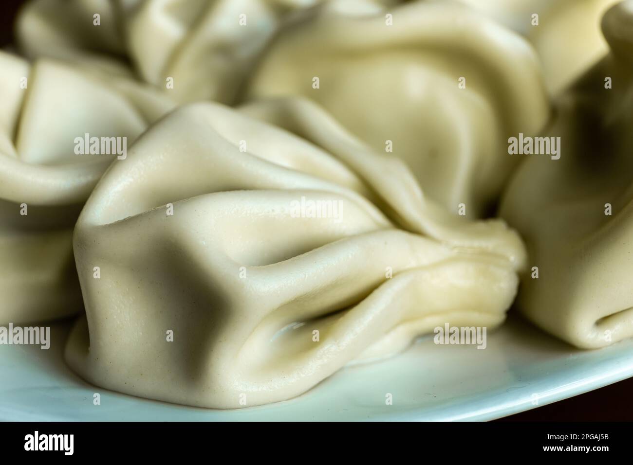 Khinkali, popolare gnocchi Georgiani fatti di pani ritorti di pasta, farciti di carne e spezie, uno dei piatti nazionali della Georgia, vista ravvicinata. Foto Stock