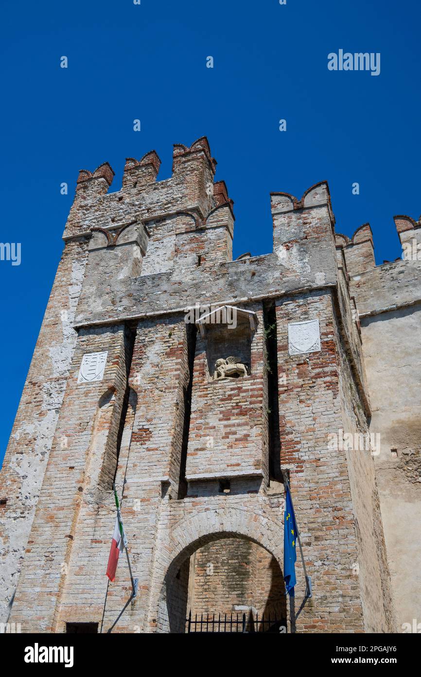 Sirmione città e castello sul Lago di Garda, in una luminosa giornata estiva Foto Stock