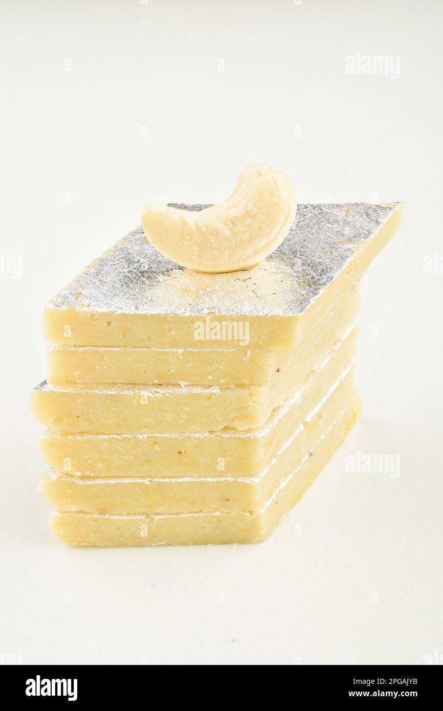 Primo piano di kaju katli barfi isolato su sfondo bianco Foto Stock