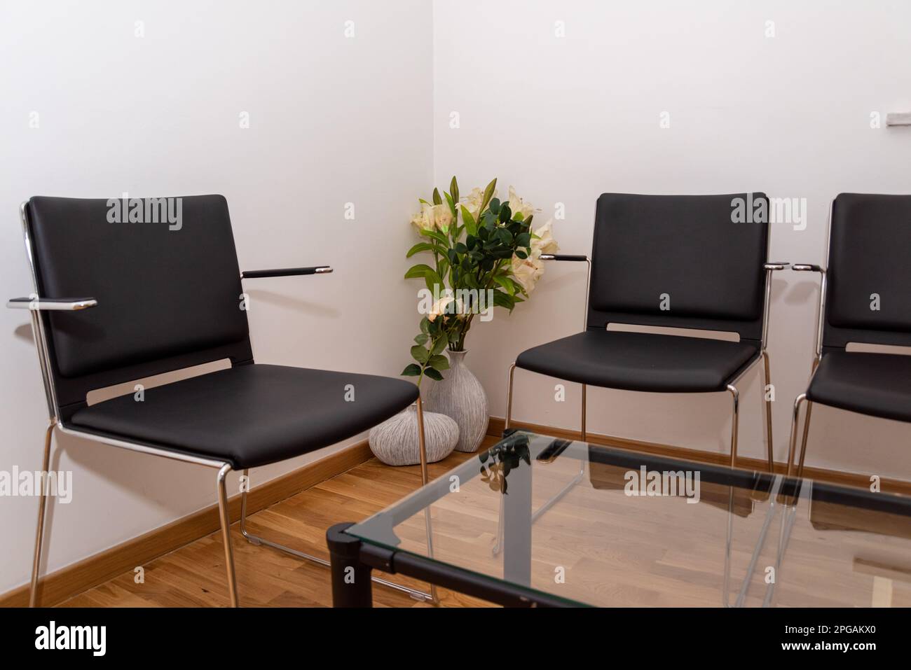 Sedia da ufficio nera con tavolo in vetro Foto Stock