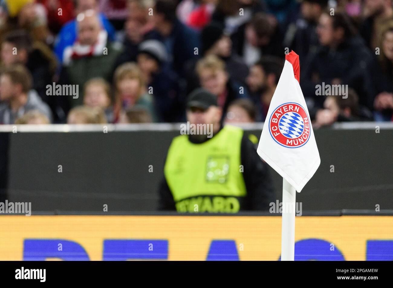 Monaco, Germania, MAR 21th 2023: Bandiera d'angolo con il logo del Bayern durante la finale di UEFA Womens Champions League tra il Bayern Monaco e l'Arsenal FC all'Allianz Arena di Monaco, Germania. (Sven Beyrich/SPP) Foto Stock