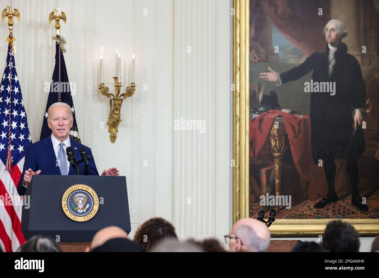 Il Presidente degli Stati Uniti Joe Biden parla alla cerimonia di premiazione per le arti e le scienze umane nella sala orientale della Casa Bianca a Washington, DC il 21 marzo 2023. Credit: Oliver Contreras/Pool tramite CNP /MediaPunch Foto Stock