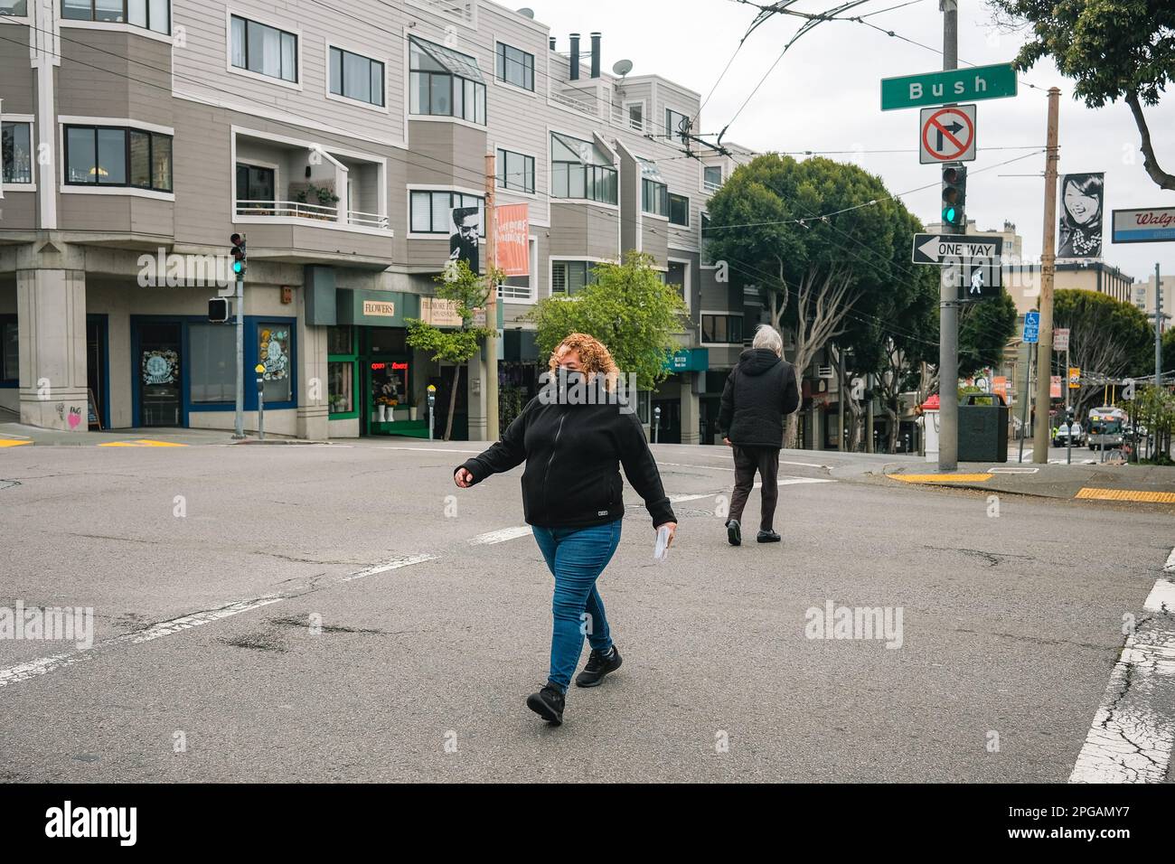 La gente passeggia lungo Buchanan Street, con i colorati negozi e ristoranti di Japantown sullo sfondo. Il Japantown di San Francisco è un quartiere vivace e storico, con un ricco patrimonio culturale che attira visitatori da tutto il mondo. Dai suoi splendidi giardini e negozi unici al suo cibo delizioso e ai vivaci festival, Japantown è una destinazione da non perdere per chiunque sia interessato ad esplorare la cultura variegata e affascinante della città. Situato a pochi isolati da Union Square, Japantown è una vivace enclave che è stato un fulcro della vita giapponese-americana a San Francisco per ov Foto Stock