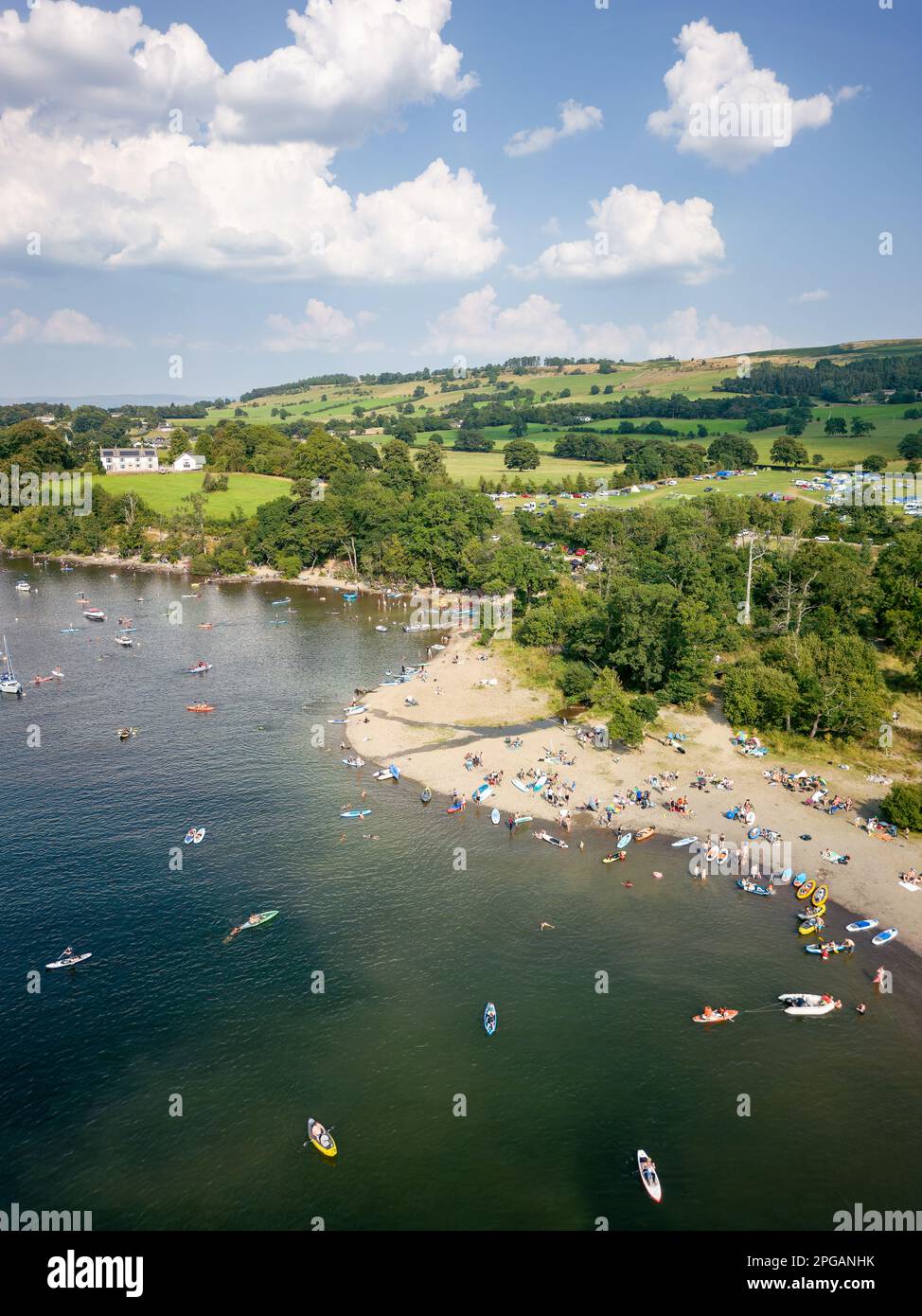 ULLSWATER, INGHILTERRA - 14 2022 AGOSTO: Grandi folle di turisti sulla spiaggia e sulla riva di Ullswater nel Lake District Inglese. Foto Stock