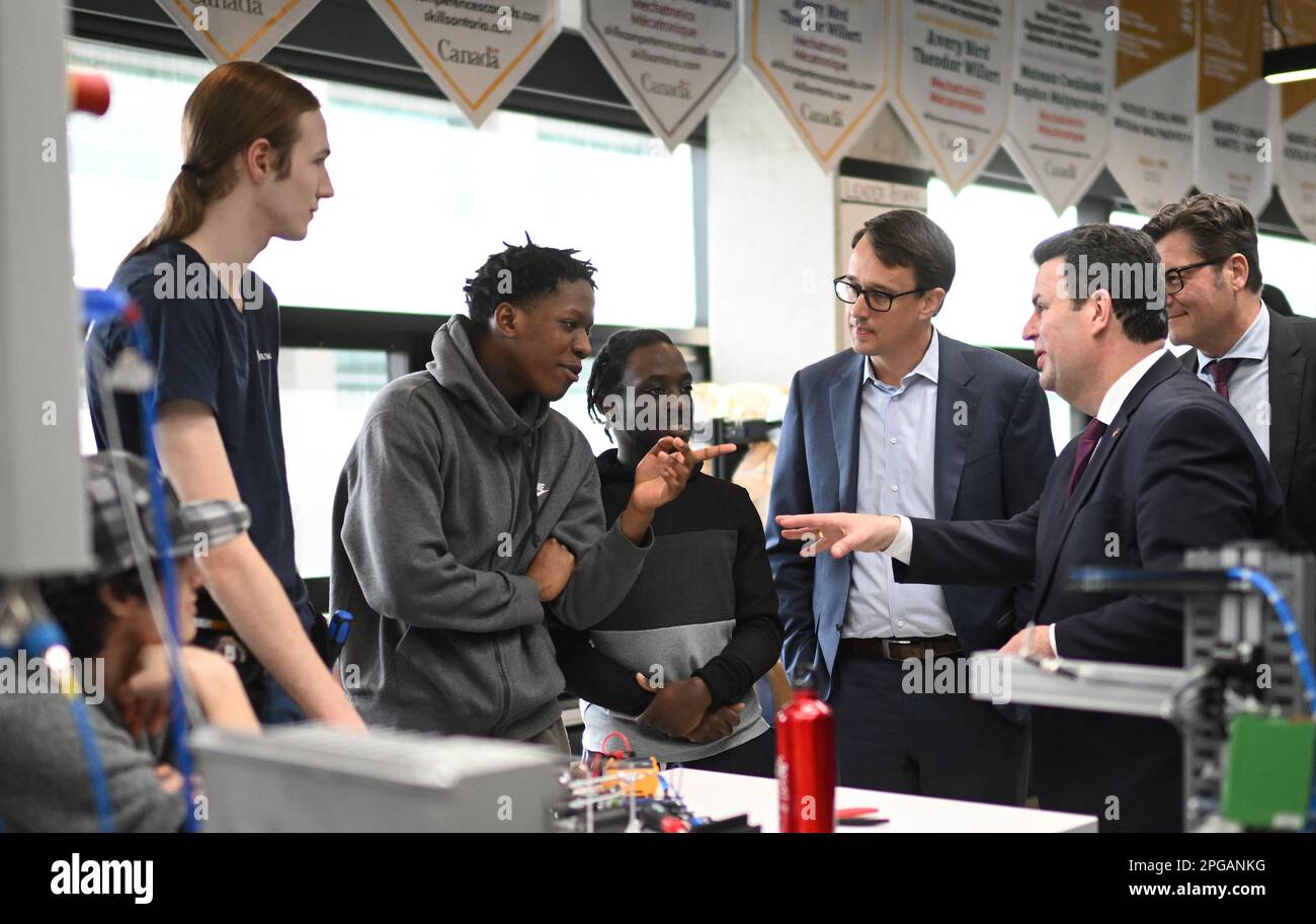 Toronto, Canada. 21st Mar, 2023. Hubertus Heil (2nd da destra, SPD), Ministro federale del lavoro e degli affari sociali, e Monte McNaughton 3rd da destra), Ministro del lavoro dell'Ontario, parla con gli studenti dell'Humber College. L'obiettivo del viaggio è quello di tenere colloqui con i ministri responsabili della politica del mercato del lavoro, dell'immigrazione e della sicurezza pubblica. Credit: Britten/dpa/Alamy Live News Foto Stock