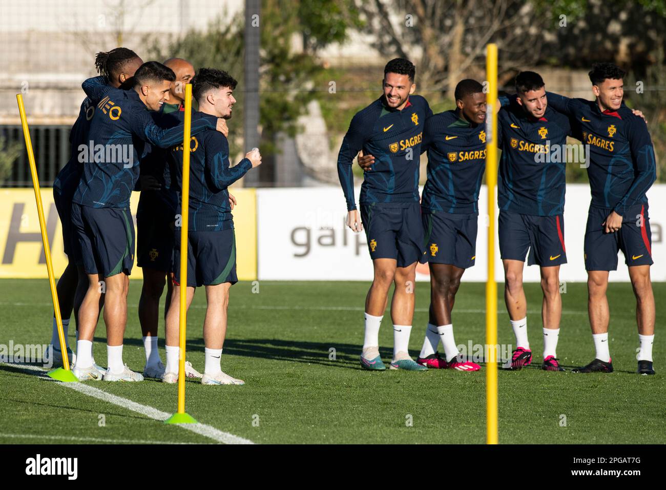 Giocatori della squadra portoghese visti durante la sessione di allenamento al campo di allenamento Cidade do Futebol di Oeiras. La squadra di calcio portoghese si allena davanti alle partite di qualificazione Euro 2024 contro il Liechtenstein e il Lussemburgo. Foto Stock