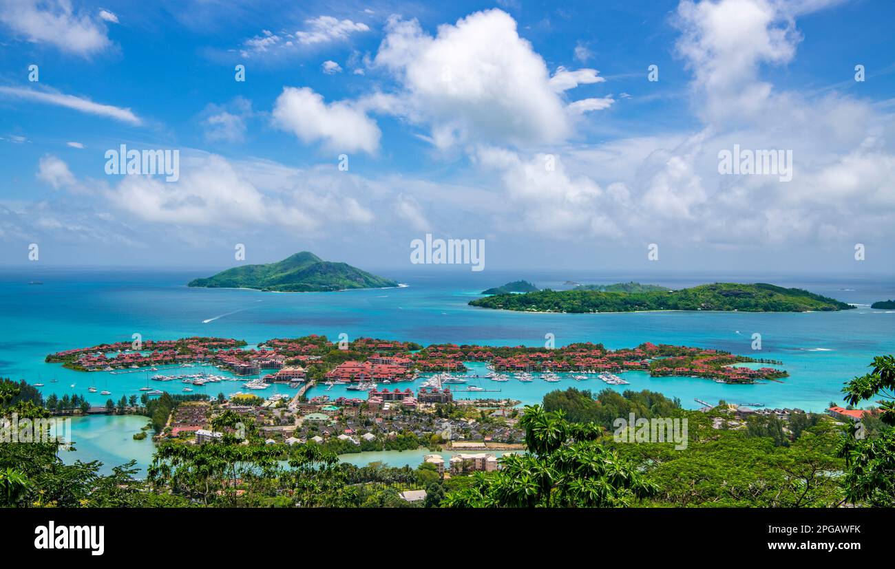 Vista panoramica a sud dell'Isola Eden con il Parco Nazionale Sainte Anne Maritime e le Isole Ile au Cert Mahe Seychelles 1 Foto Stock
