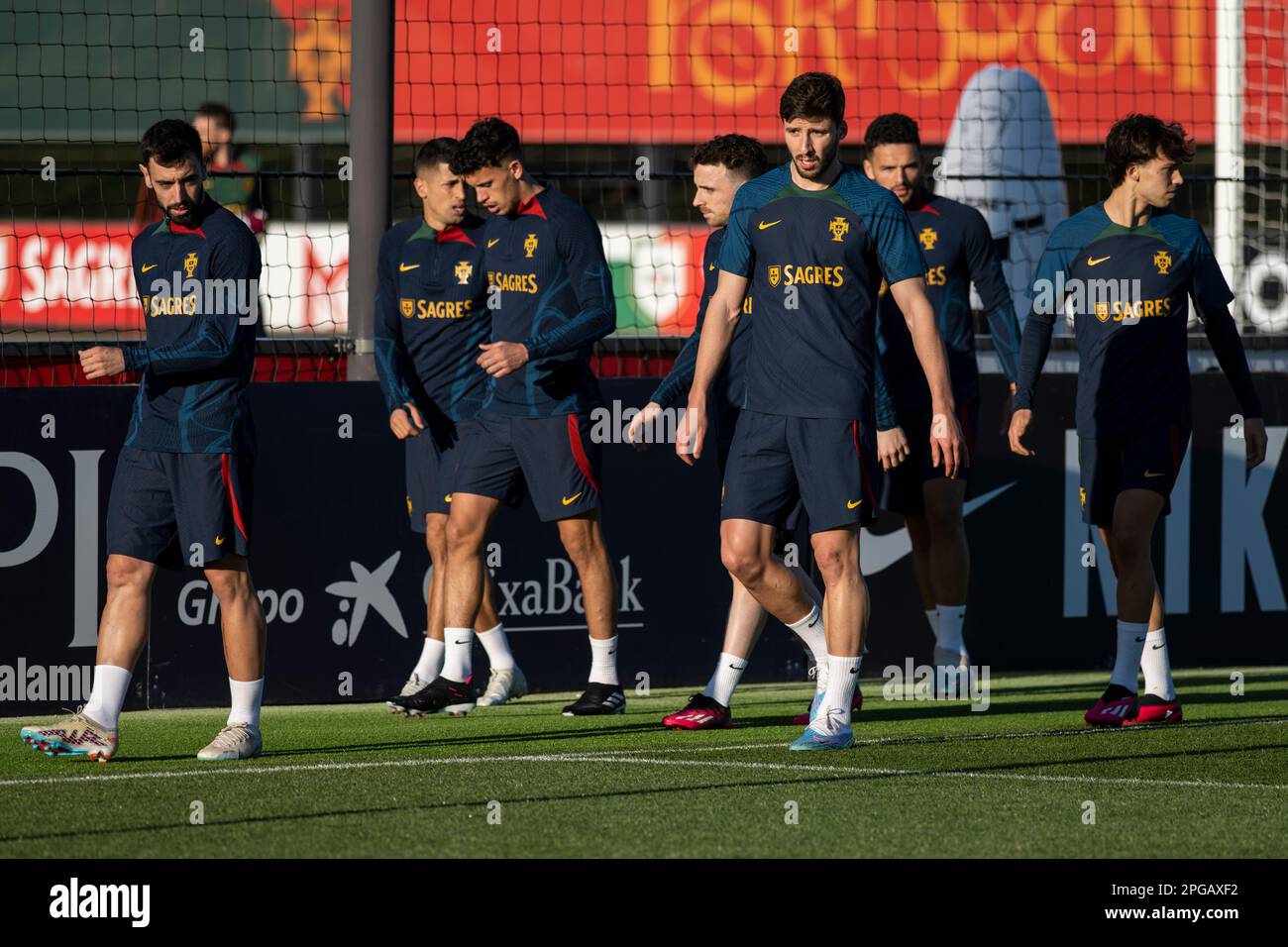 Oeiras, Portogallo. 21st Mar, 2023. Giocatori della squadra portoghese visti durante la sessione di allenamento al campo di allenamento Cidade do Futebol di Oeiras. La squadra di calcio portoghese si allena davanti alle partite di qualificazione Euro 2024 contro il Liechtenstein e il Lussemburgo. (Foto di Hugo Amaral/SOPA Images/Sipa USA) Credit: Sipa USA/Alamy Live News Foto Stock