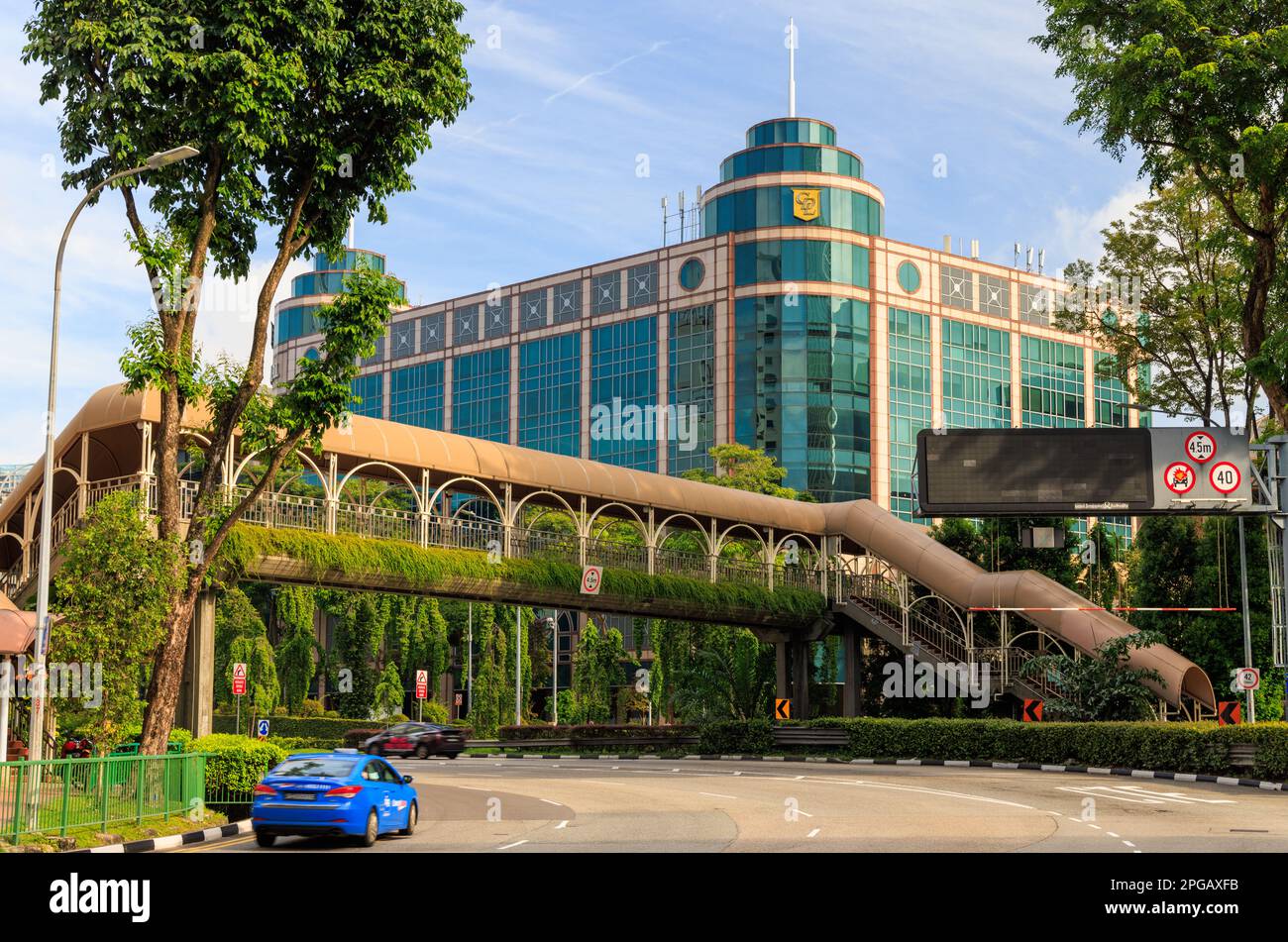 Ponte pedonale su Upper Cross Street con il Centro commerciale Central Shopping dietro, Singapore Foto Stock