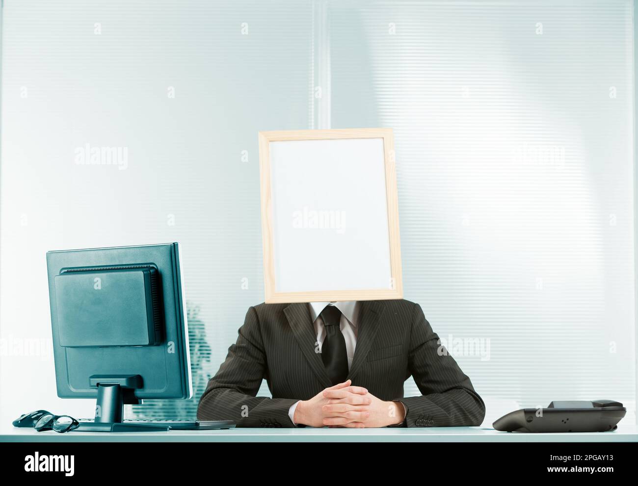 Stasi, burocrazia, attesa-e-vedere, ostruzione e ostracismo, trasportato da un uomo in un ufficio con un segno per una testa e una postura con le mani appese t Foto Stock