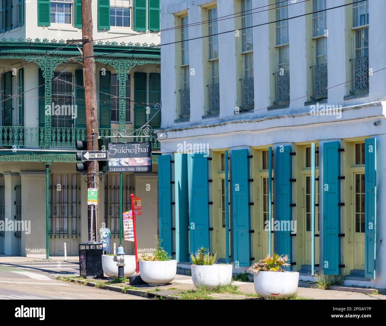 NEW ORLEANS, LA, USA - 5 MARZO 2023: Ristorante tailandese Sukho all'angolo tra Royal Street e Elysian Fields Avenue nel quartiere di Faubourg Marigny Foto Stock