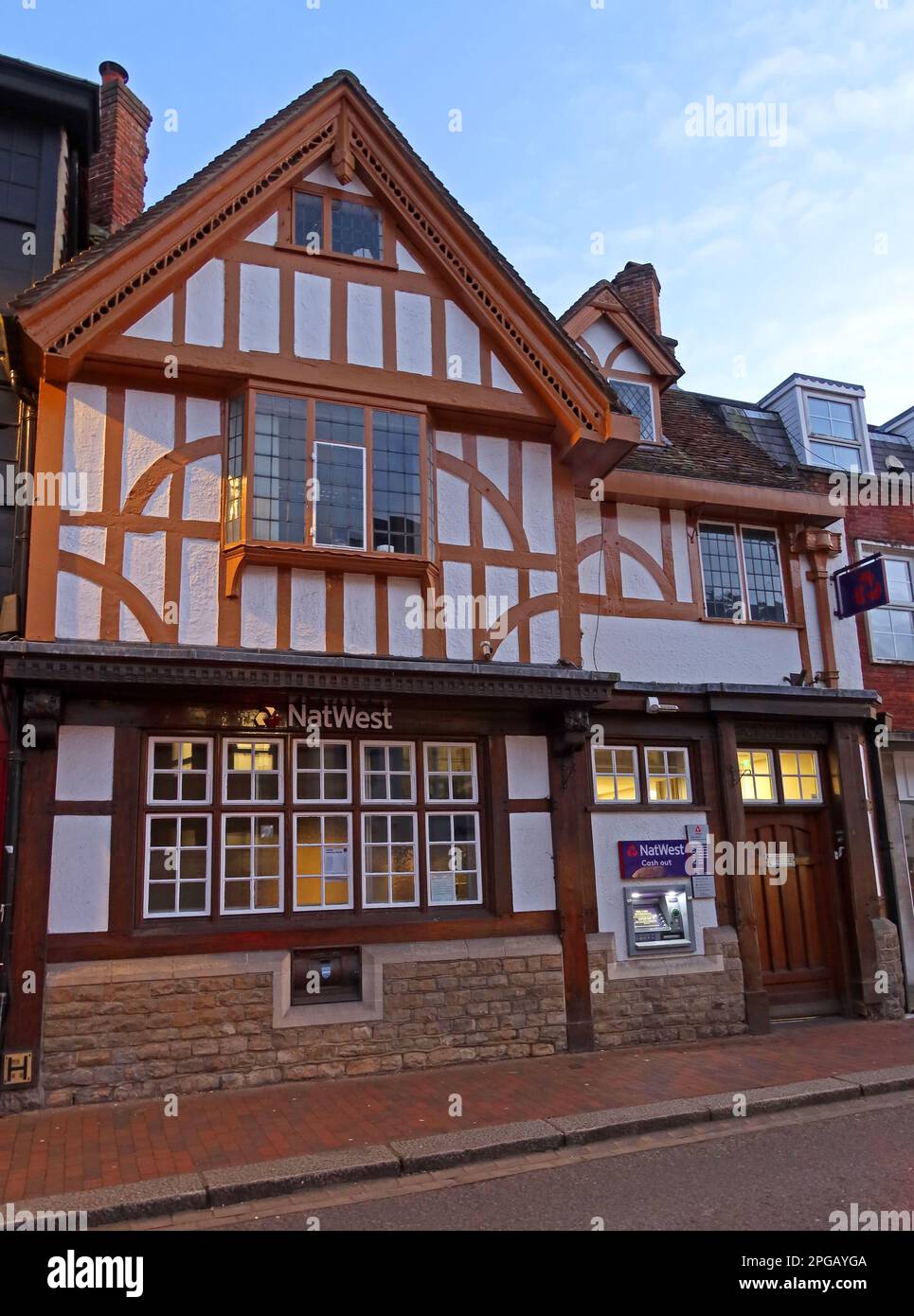 NAT West Bank, edifici e architettura crepuschi, 77 High St, Godalming, Waverley, Surrey, INGHILTERRA, REGNO UNITO, GU7 1AB Foto Stock
