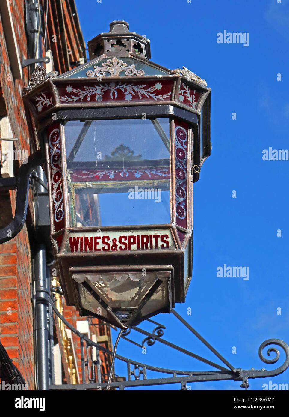 The Kings Arms and Royal Hotel, segnaletica storica e illuminazione, 22-25, High Street, Godalming, Surrey, INGHILTERRA, REGNO UNITO, GU7 1EB Foto Stock