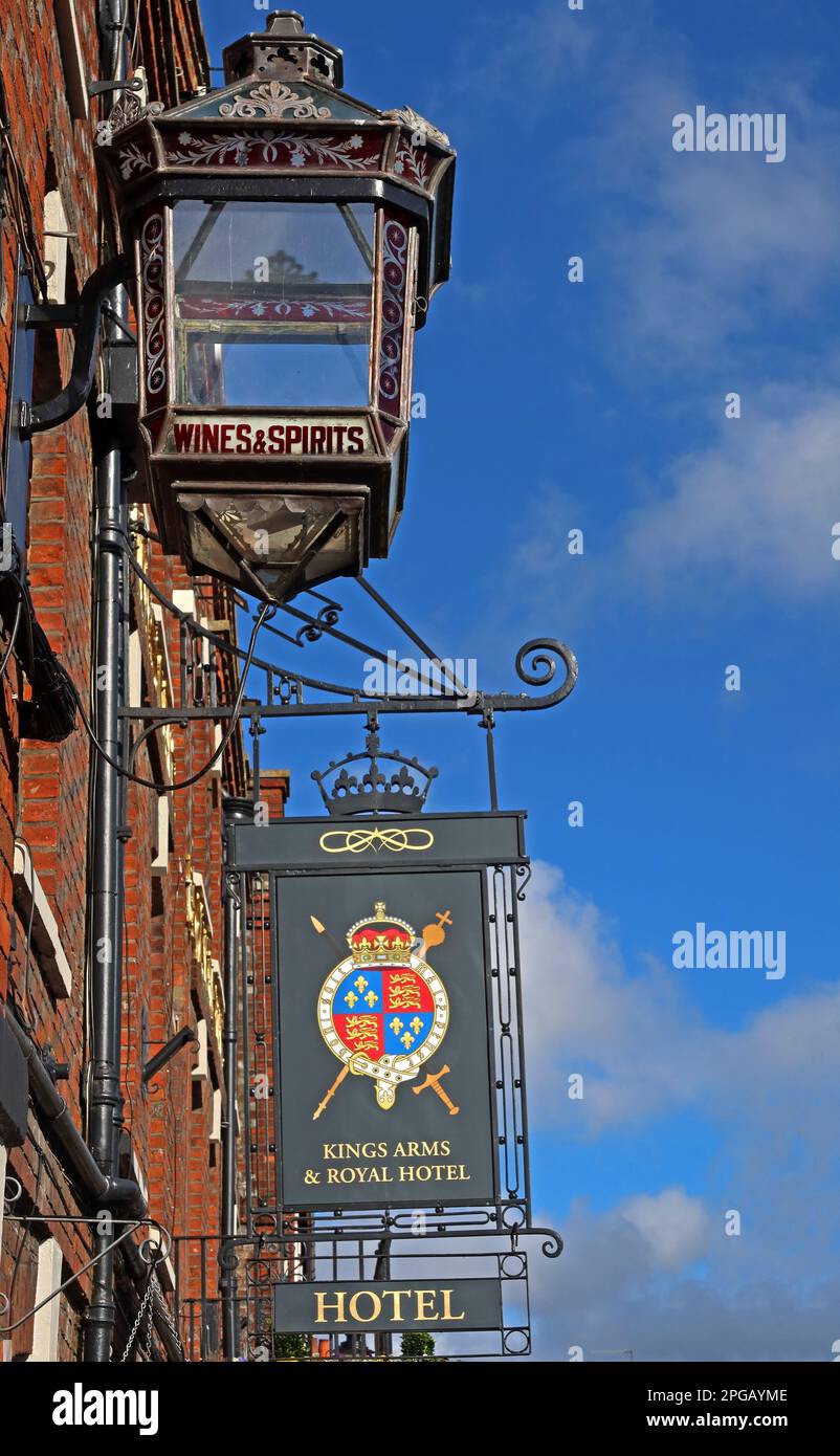 The Kings Arms and Royal Hotel, segnaletica storica e illuminazione, 22-25, High Street, Godalming, Surrey, INGHILTERRA, REGNO UNITO, GU7 1EB Foto Stock