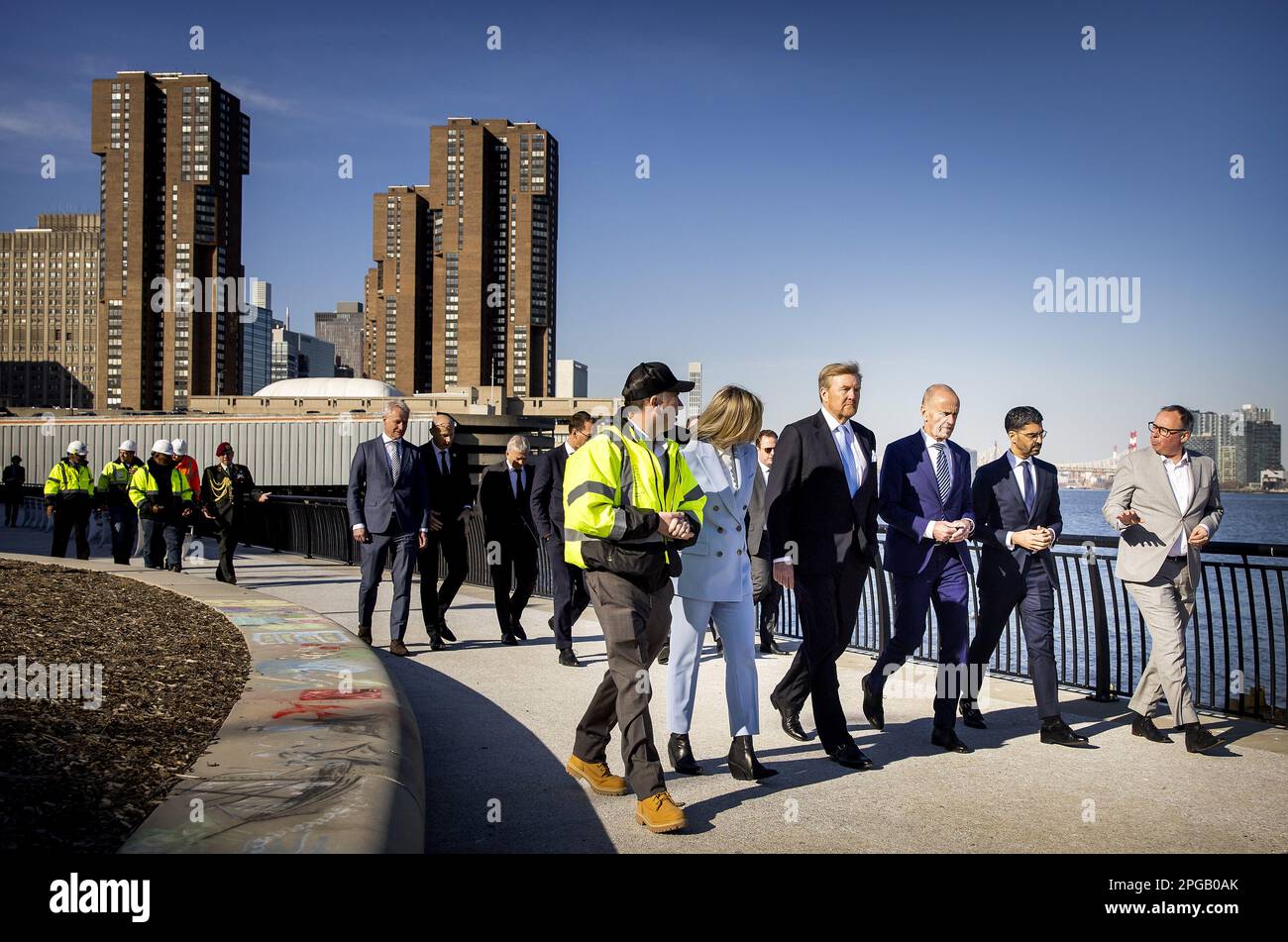 NEW YORK - il re Willem-Alexander riceve una spiegazione sul progetto di difesa costiera della resilienza costiera del lato orientale (ESCR) durante una passeggiata. Il re sta facendo una visita di due giorni negli Stati Uniti come parte della conferenza delle Nazioni Unite sull'acqua. La conferenza funge da preludio al vertice sul clima che si terrà a Dubai alla fine di quest'anno. ANP KOEN VAN WEEL netherlands out - belgium out Foto Stock