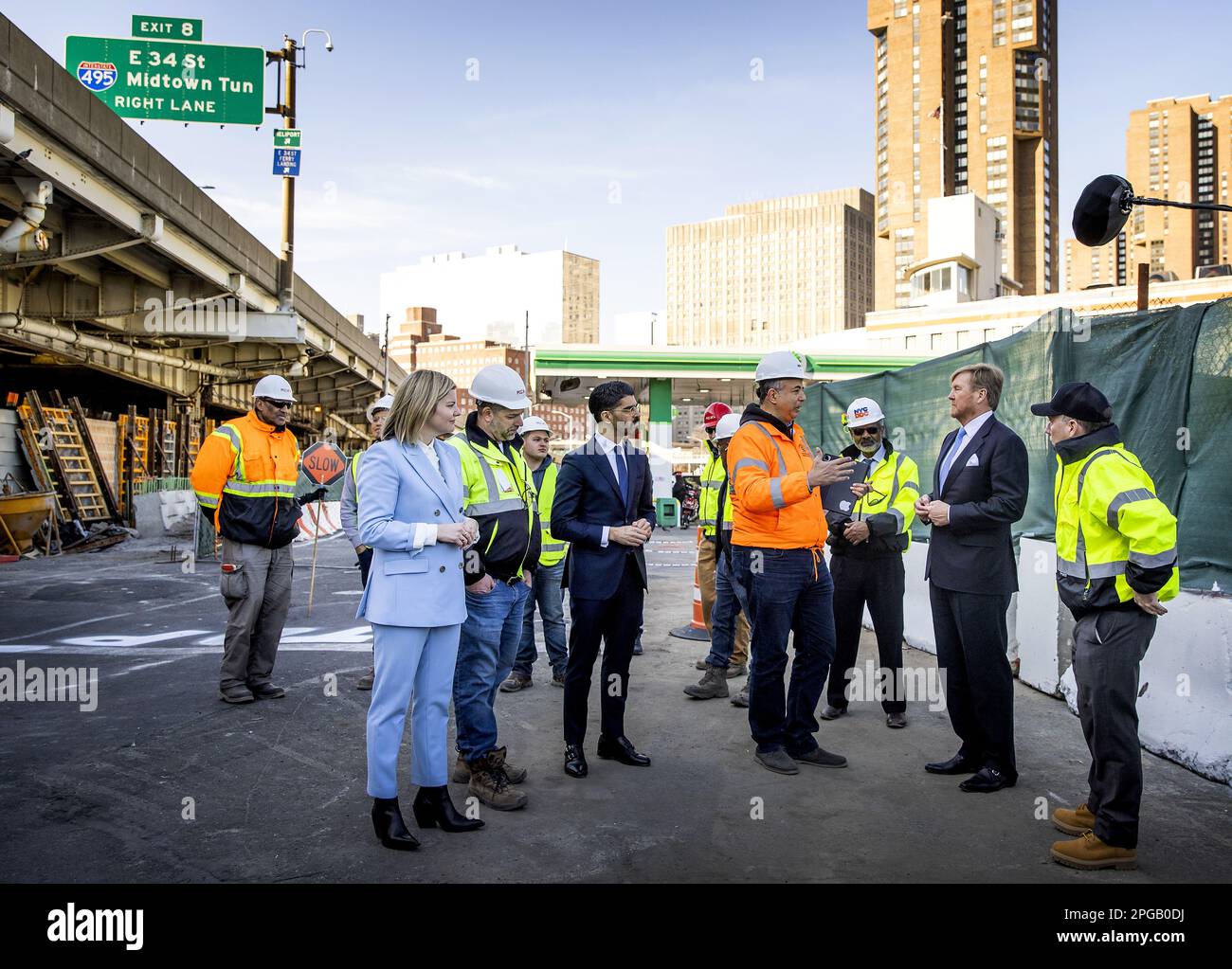 NEW YORK - il re Willem-Alexander riceve una spiegazione sul progetto di difesa costiera della resilienza costiera del lato orientale (ESCR) durante una passeggiata. Il re sta facendo una visita di due giorni negli Stati Uniti come parte della conferenza delle Nazioni Unite sull'acqua. La conferenza funge da preludio al vertice sul clima che si terrà a Dubai alla fine di quest'anno. ANP KOEN VAN WEEL netherlands out - belgium out Foto Stock