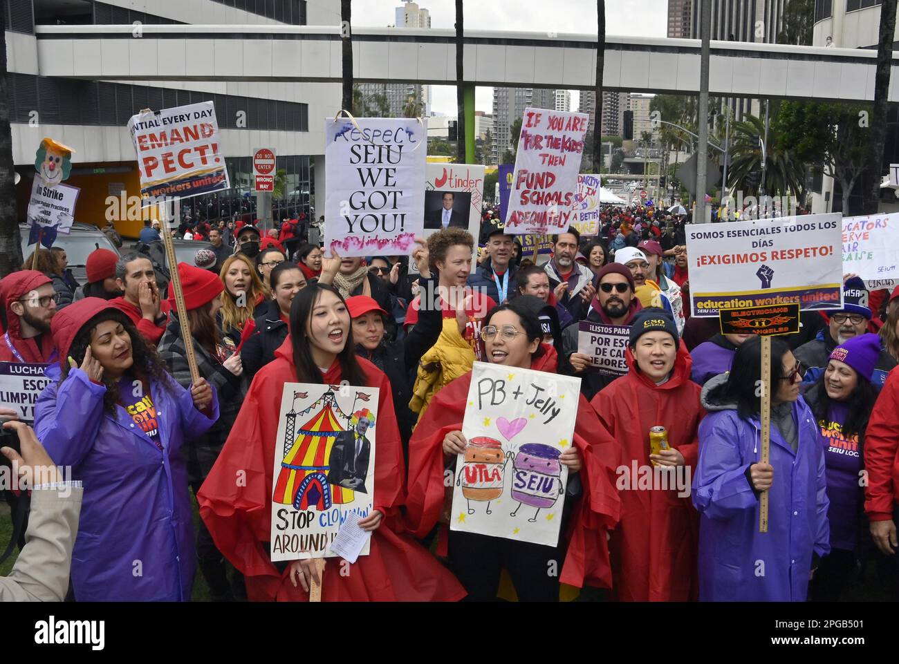 Los Angeles, Stati Uniti, , 21 marzo 2023, Il secondo distretto scolastico più grande della nazione si è fermato oggi come 30.000 operai di servizio -- Uniti in simpatia da circa 30.000 insegnanti hanno camminato fuori del lavoro per iniziare una domanda anticipata di tre giorni strike.in di salari più alti a Los Angeles il martedì 21 marzo 2023. I 30.000 lavoratori rappresentati dai dipendenti del Servizio International Union Local 99, compresi i lavoratori di caffetteria, autisti di autobus, custodi, assistenti speciali di istruzione e altri e sono stati Uniti dai circa 30.000 membri del potente sindacato degli insegnanti, United Teachers Los Angeles. Foto di Foto Stock