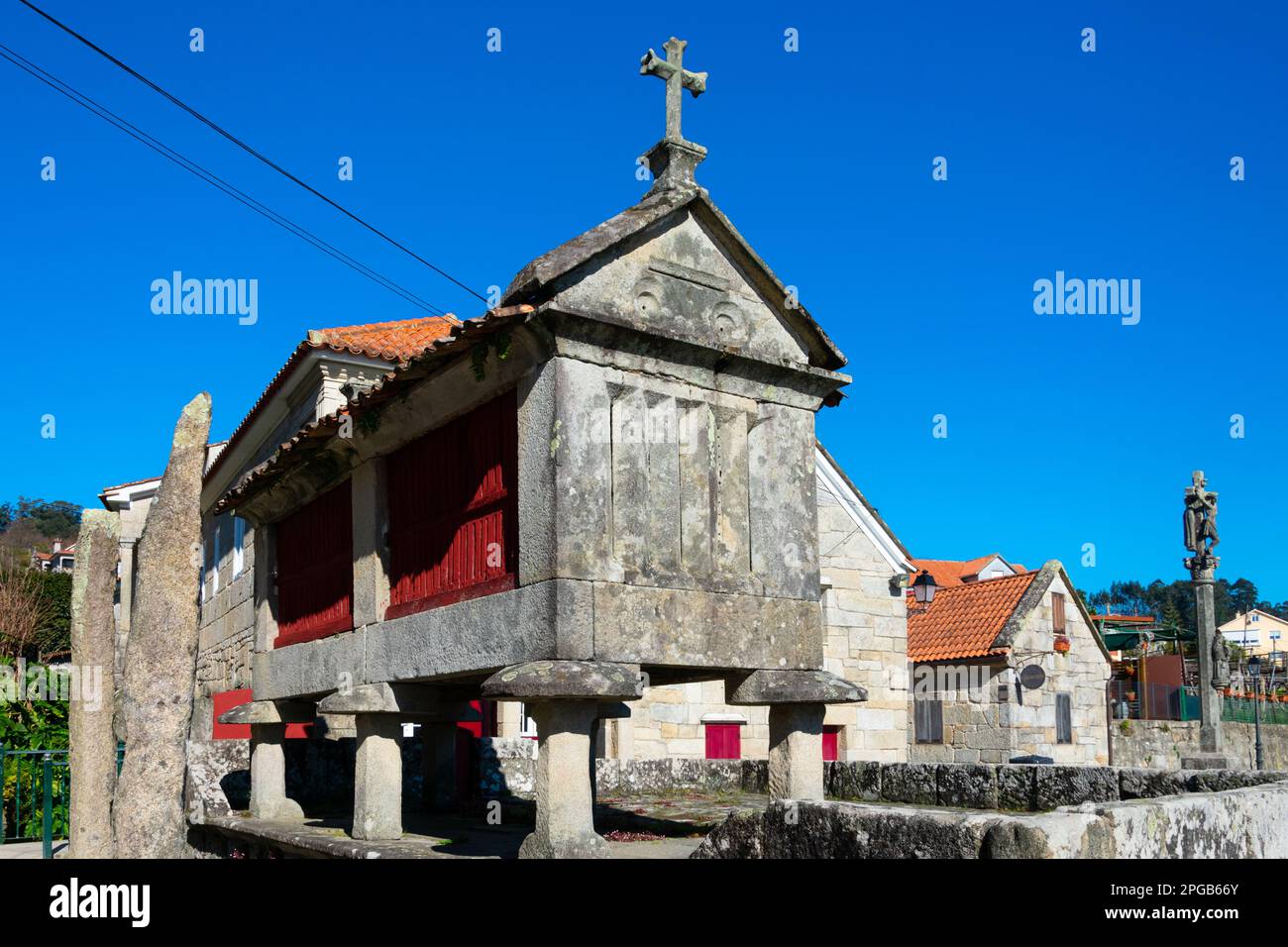 Combarro, Galizia. Spagna. Febbraio 8, 2023. Vista di un Horreo, un granaio tipico della Galizia e case Foto Stock