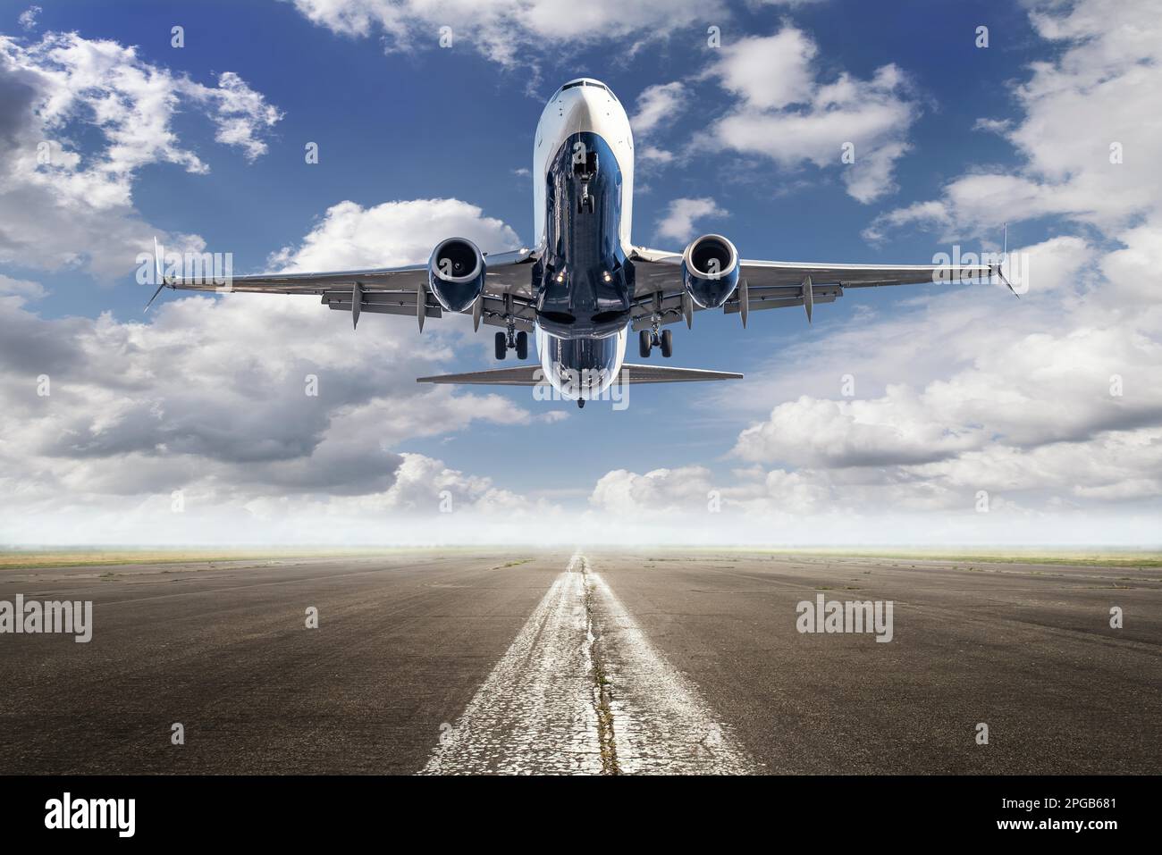 decollare di un moderno aereo di linea contro un cielo nuvoloso Foto Stock