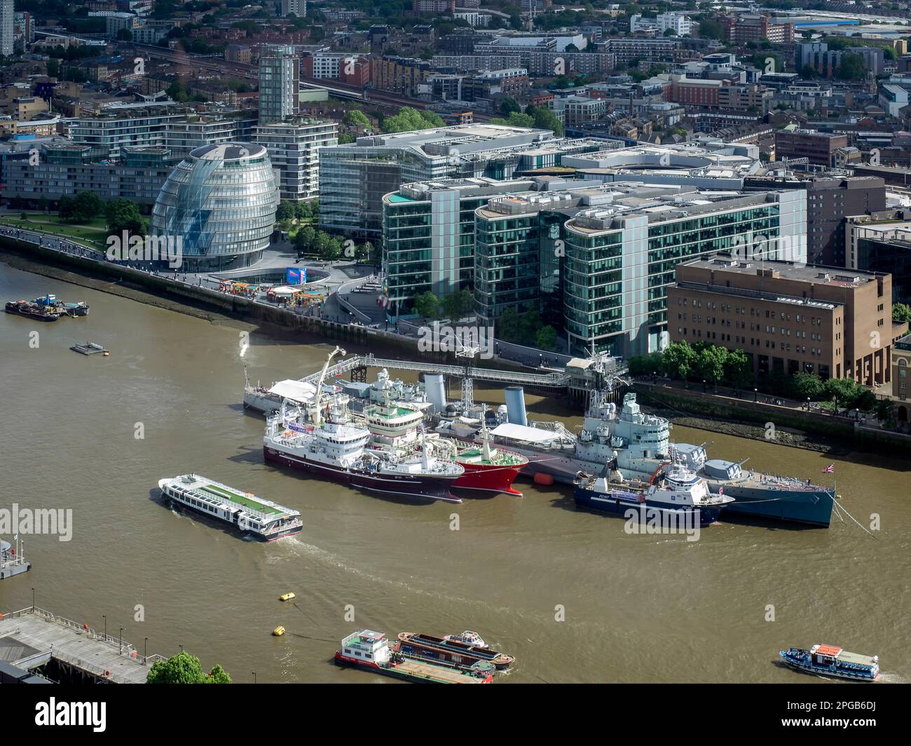 HMS Belfast e altre imbarcazioni ormeggiate nel Tamigi Foto Stock