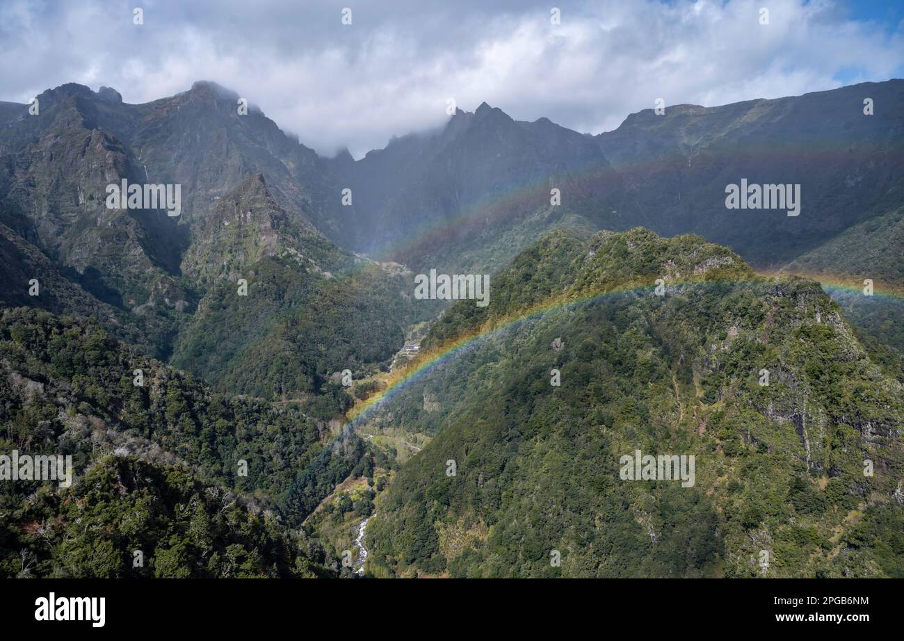 Double Rainbow, Miradouro dos Balcoes, Ribeira da Metade Mountain Valley e le montagne centrali, Madeira, Portogallo Foto Stock