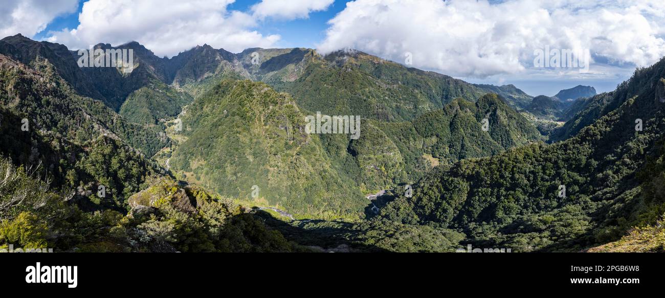 Miradouro dos Balcoes, Ribeira da Metade Mountain Valley e le montagne centrali, Madeira, Portogallo Foto Stock