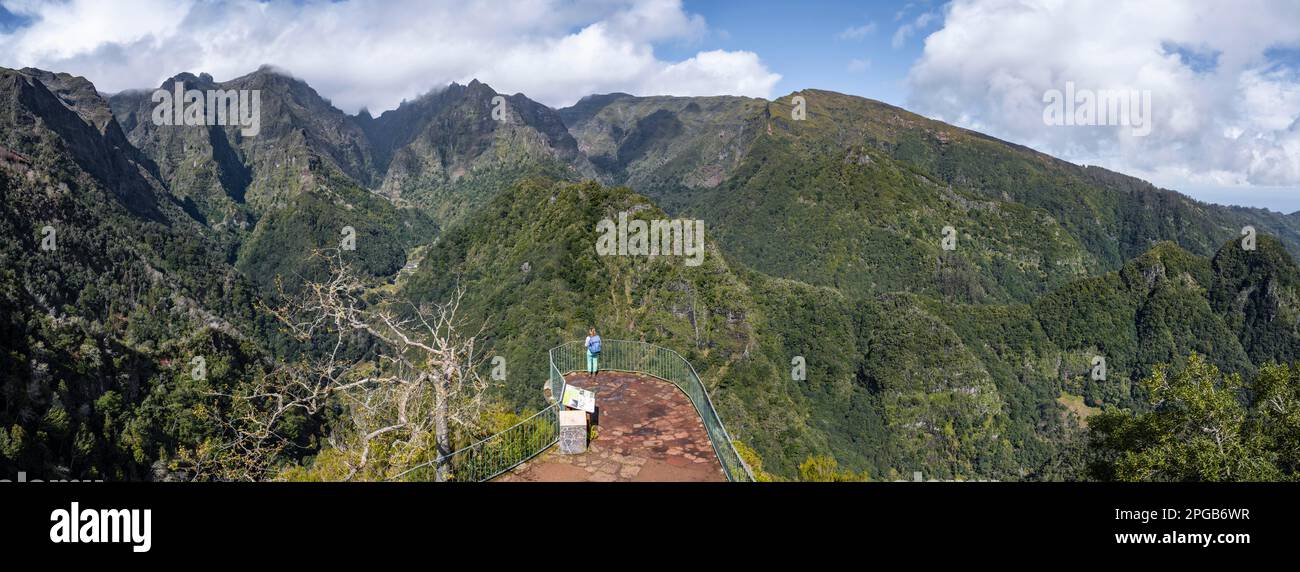 Giovane donna a Miradouro dos Balcoes, Ribeira da Metade valle e le montagne centrali, Madeira, Portogallo Foto Stock