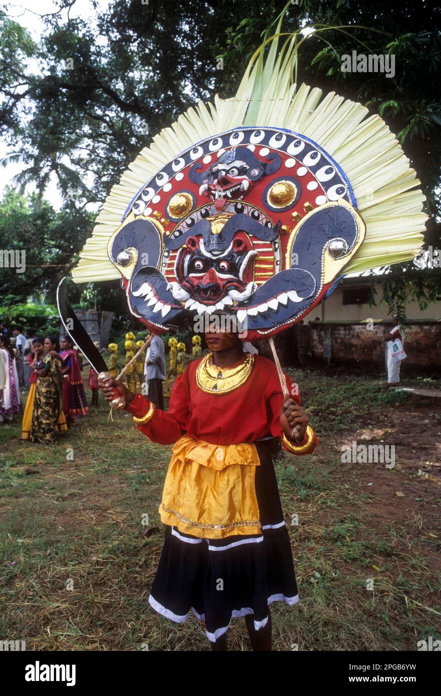 Thira è una forma d'arte ritualistica che si trova nella regione del Malabar meridionale del Kerala, in India, in Asia Foto Stock