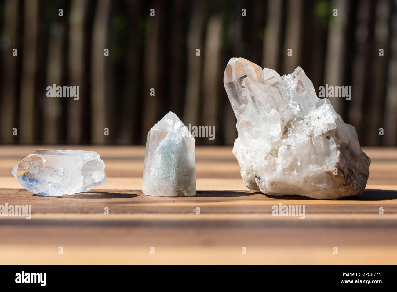 Cristalli bianchi di quarzo su un tavolo Foto Stock