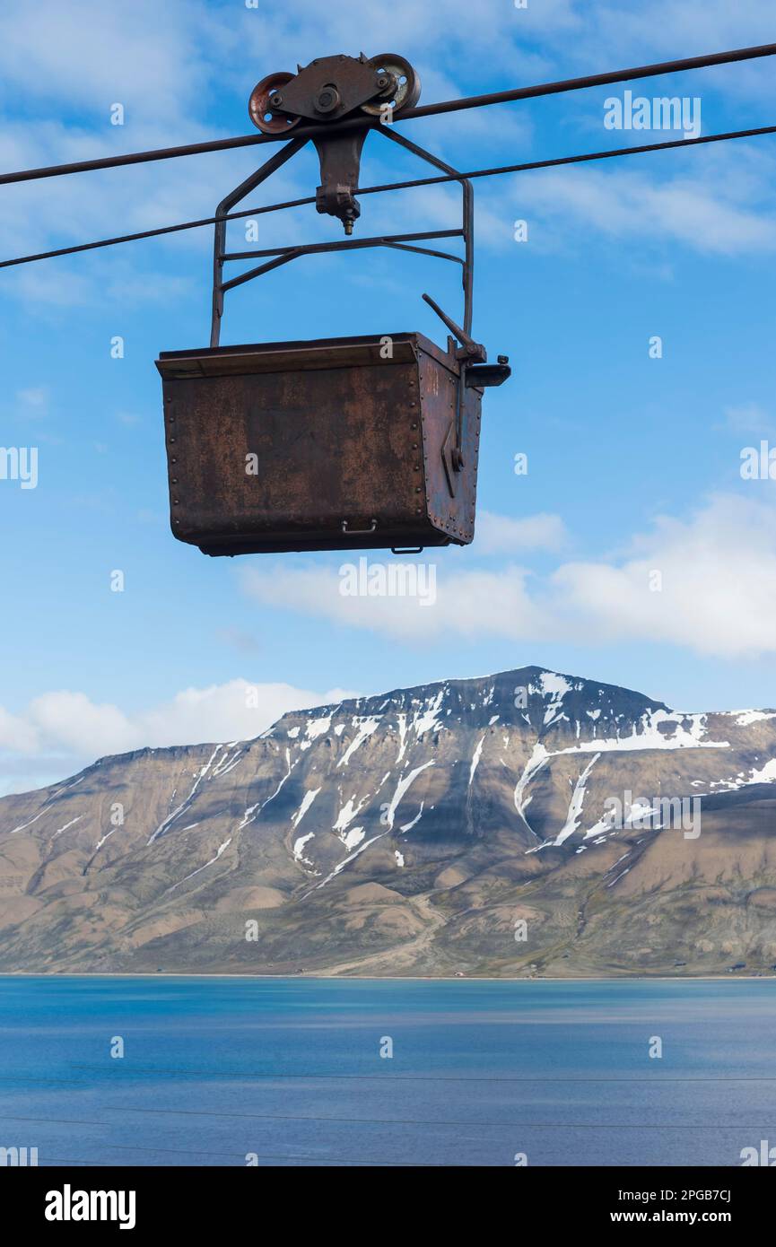 Vecchia fabbrica di miniere di carbone, auto a carbone Rusty a Longyearbyen, Isola di Spitsbergen, Arcipelago di Svalbard, Norvegia Foto Stock