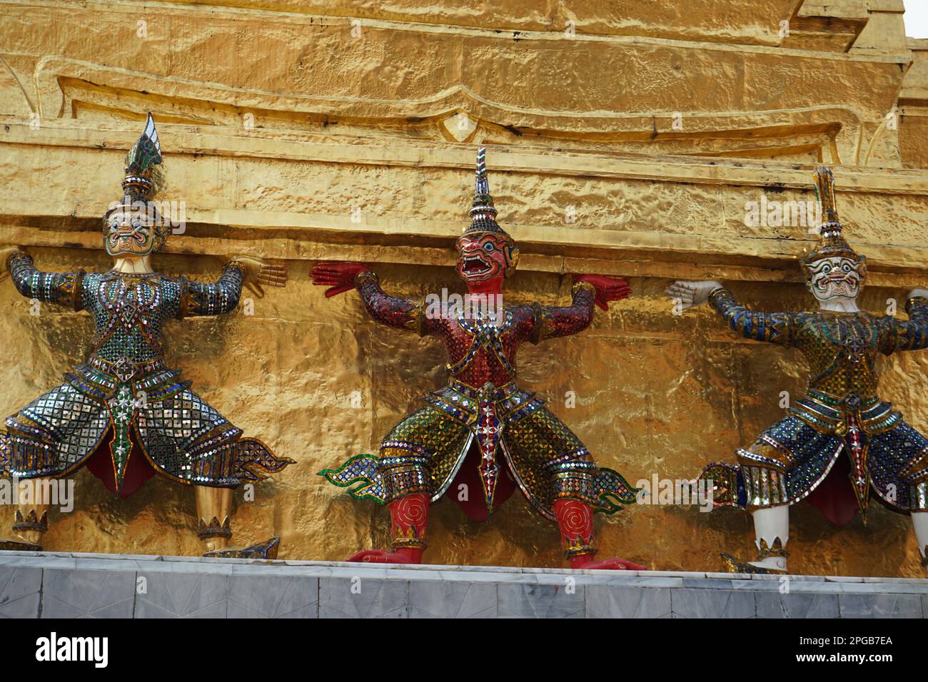 Figure di guerrieri in mosaico di vetro, Chedi d'oro, Wat Phra Kaeo, Tempio del Buddha di Smeraldo, Wat Phra Pyrausta (Moth) (Rattana) Satsadaram, Tempio del Foto Stock