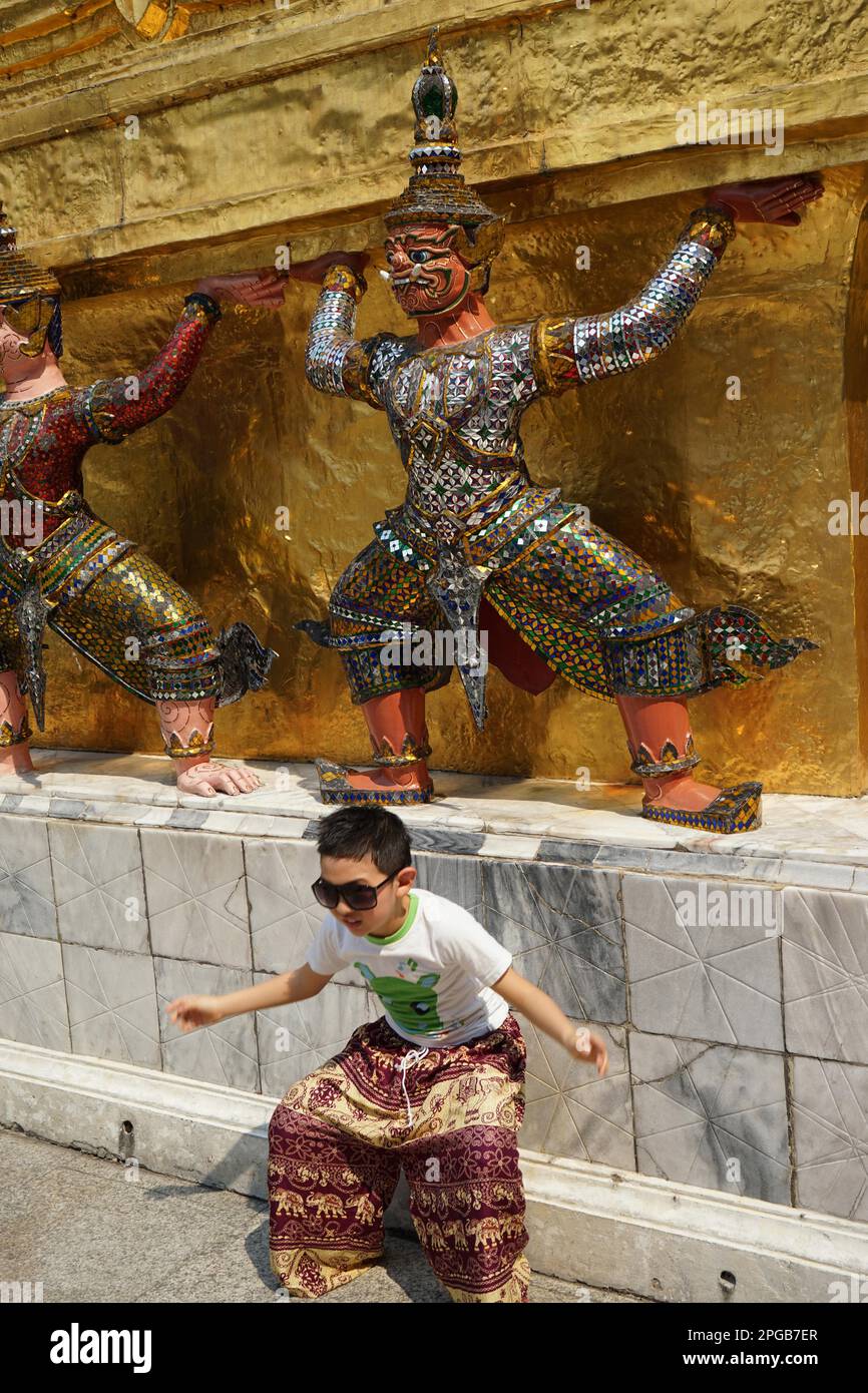 Ragazzo, statua del Guerriero, Chedi d'oro, Wat Phra Kaeo, Tempio del Buddha di Smeraldo, Wat Phra si (Rattana) Satsadaram, Grand Palace, Distretto di Phra Nakhon Foto Stock