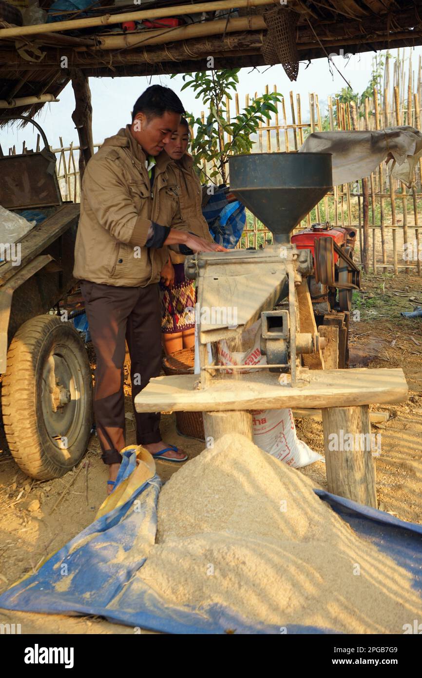 Riso Mill, Chom ONG, Chomong, Provincia di Oudomxay, Provincia di Udomxay, Laos Foto Stock