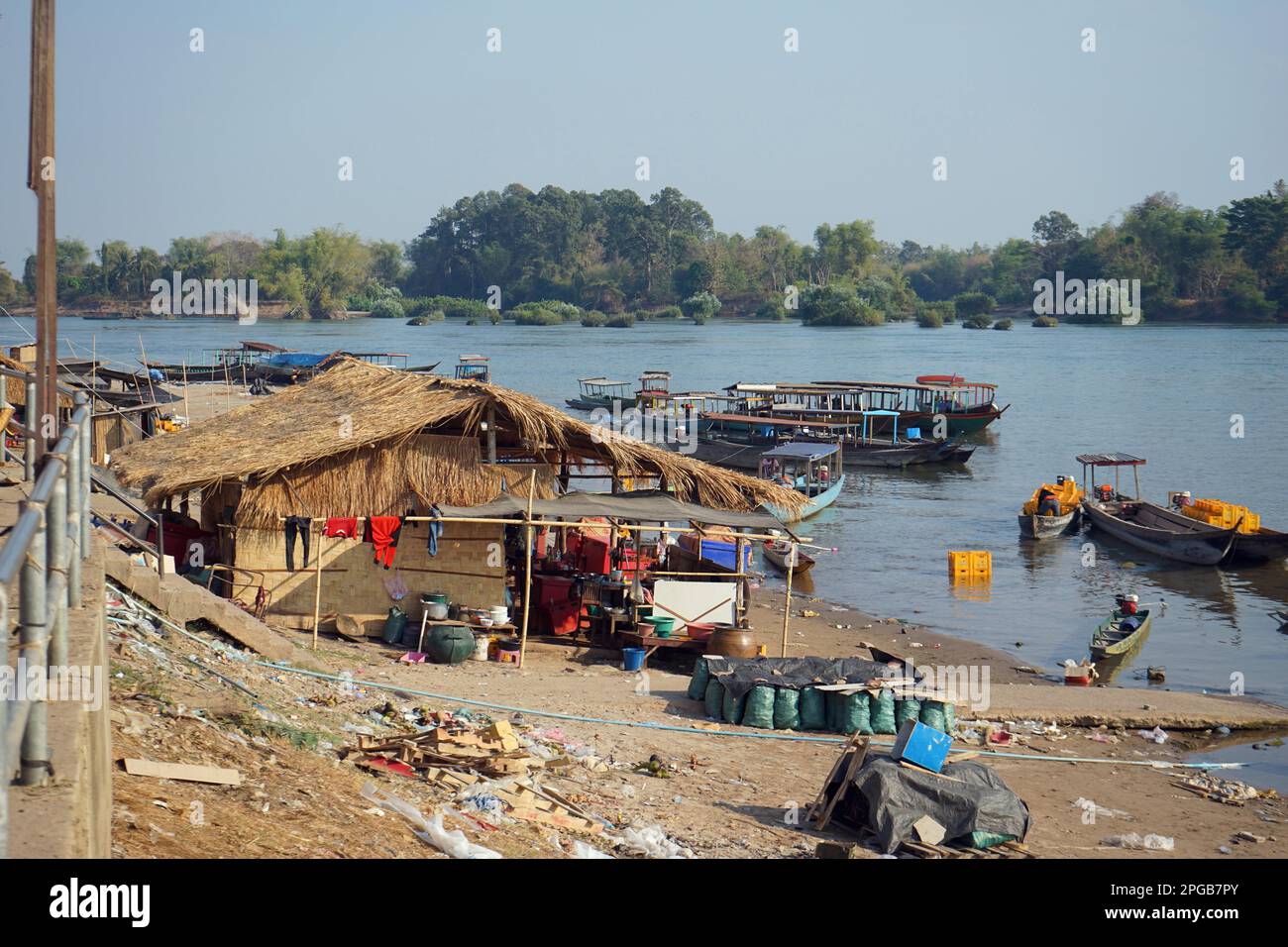 Barche nel porto, servizio di traghetto per Don Det, Mekong, Ban Nakasong, Ban Nakasang, Provincia di Champasak, Laos meridionale, Laos Foto Stock