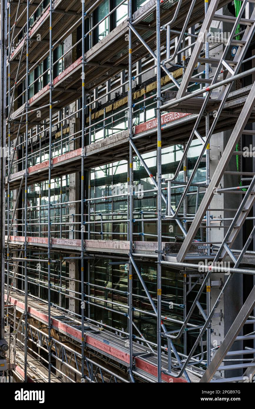 Impalcatura sulla nuova costruzione di un alto edificio a Warschauer Bruecke a Berlino, Germania Foto Stock