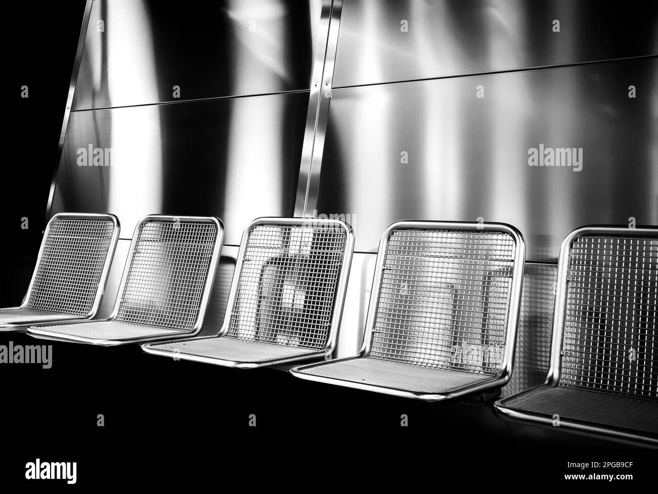 Fotografia in bianco e nero, sedili cromati su piattaforma, Berlino, Germania Foto Stock