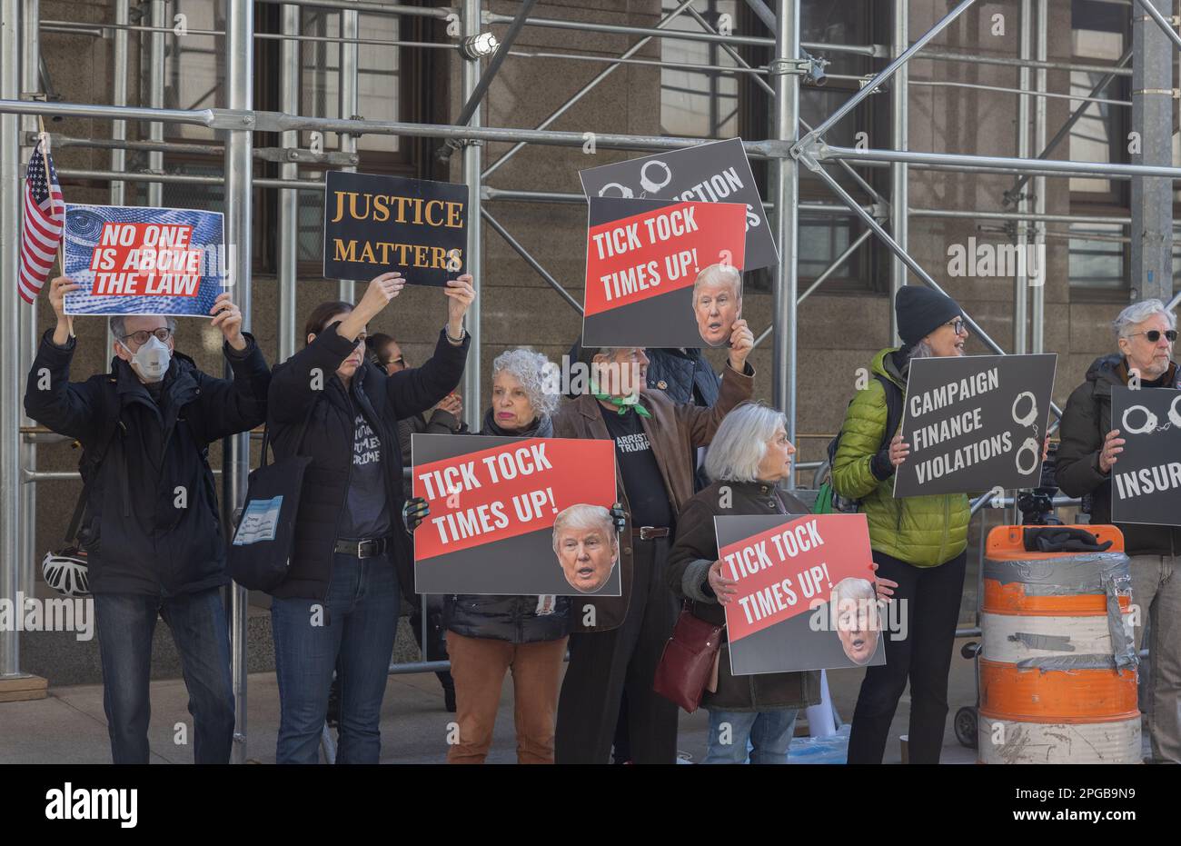 NEW YORK, N.Y. – 21 marzo 2023: I dimostranti si radunano nei pressi dell’ufficio del procuratore del Distretto di Manhattan. Foto Stock