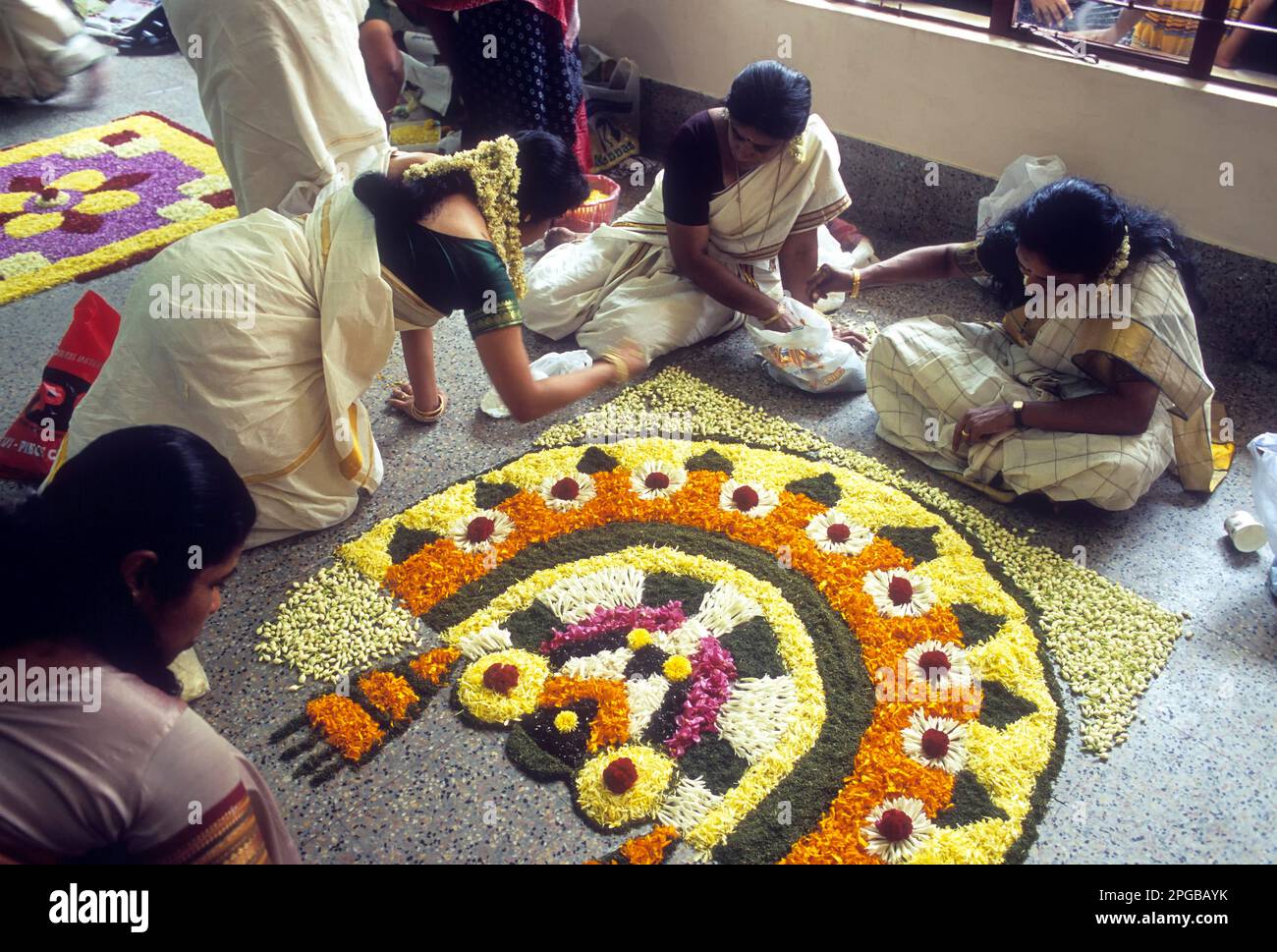 Athapoo; Pookalam, decorazione floreale durante il festival Onam, Kerala, India Foto Stock