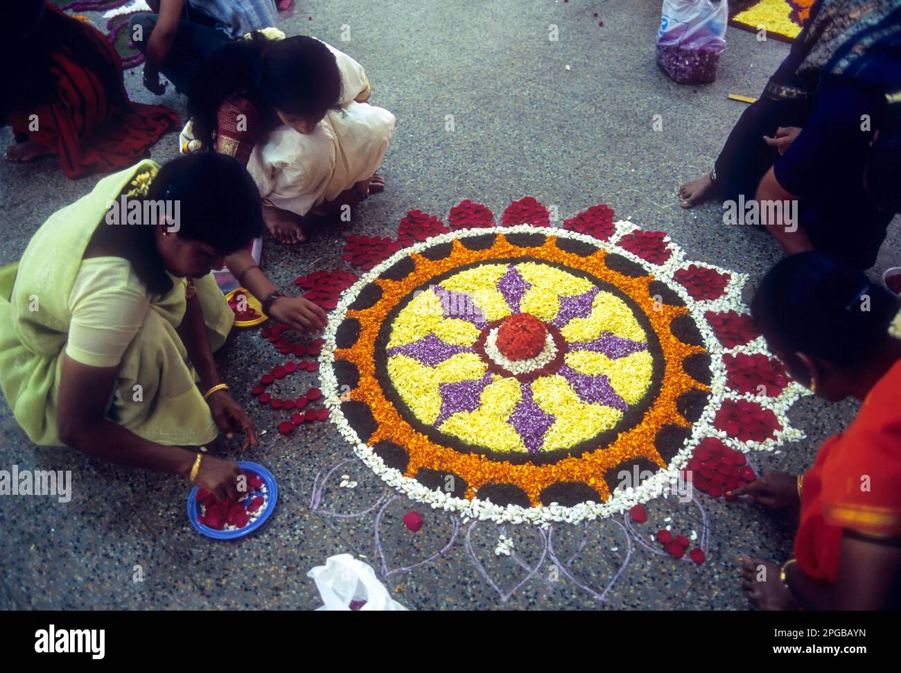 Athapoo; Pookalam, decorazione floreale durante il festival Onam, Kerala, India Foto Stock