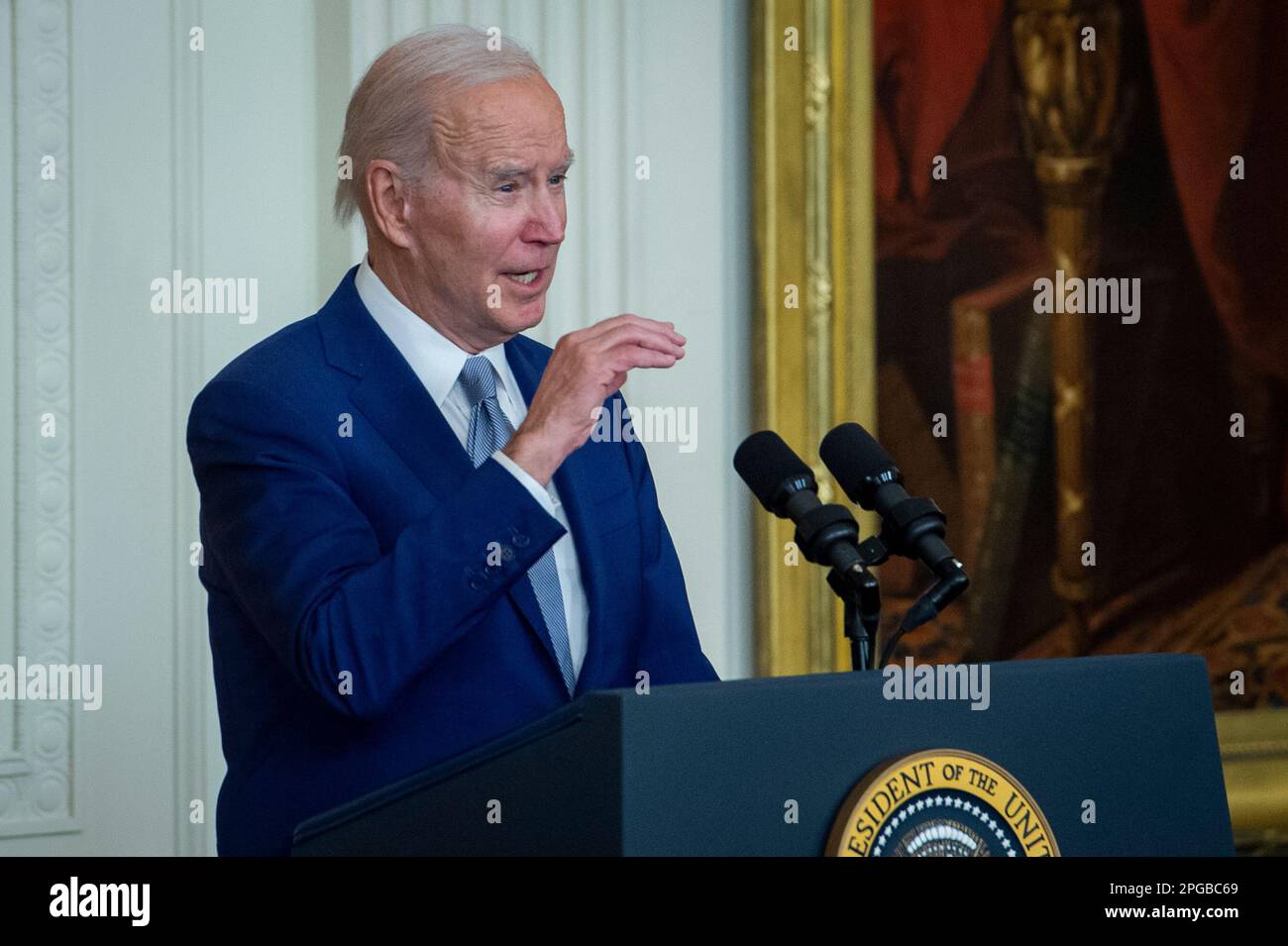 Il presidente degli Stati Uniti Joe Biden offre le sue osservazioni durante una cerimonia di premiazione delle arti e delle scienze umane nella stanza orientale della Casa Bianca a Washington, DC martedì 21 marzo 2023. La National Medal of Arts è il più alto premio assegnato agli artisti e ai patroni delle arti dal governo federale. È assegnato dal presidente degli Stati Uniti agli individui o ai gruppi che meritano un riconoscimento speciale a causa dei loro contributi eccellenti all'eccellenza, alla crescita, al sostegno e alla disponibilità delle arti negli Stati Uniti. Credito: Rod Lamkey / CNP Foto Stock