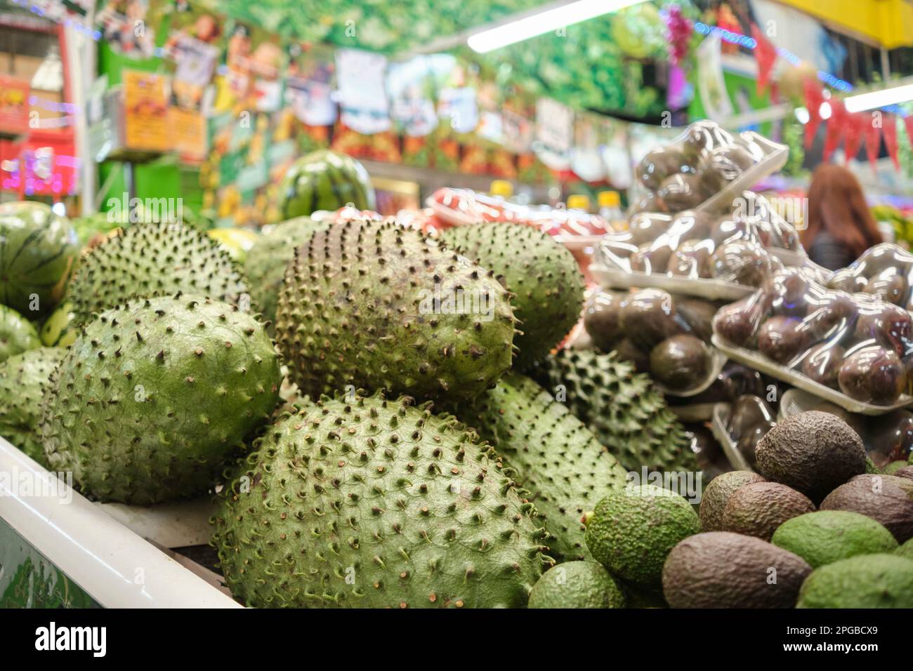 Frutti di soursop o gravola in vendita presso lo stand del mercato delle verdure. Foto Stock