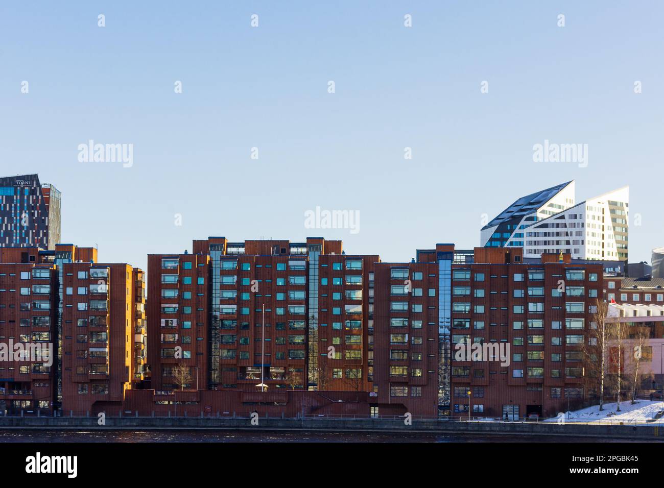 Ratinansuvanto edifici in mattoni rossi e bianco Kansi appartamento buuilding in background a Tampere Finlandia Foto Stock