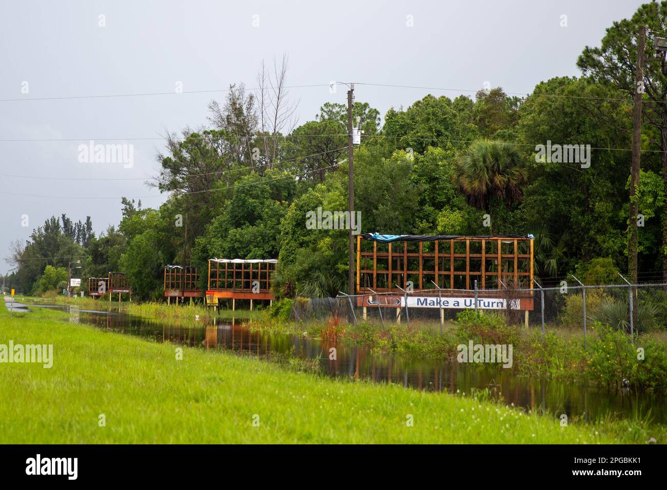 Cartelloni distrutti dall'uragano Elsa a North Fort Myers Foto Stock