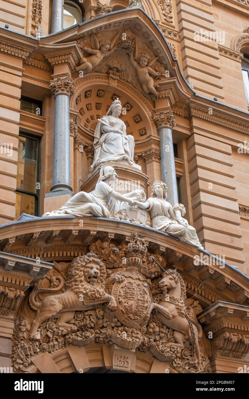 Guardando lo stemma del Regno Unito e la statua di marmo della Regina Vittoria sul GPO di Sydney, Australia, costruita in tappe dal 1866 al 1891 Foto Stock