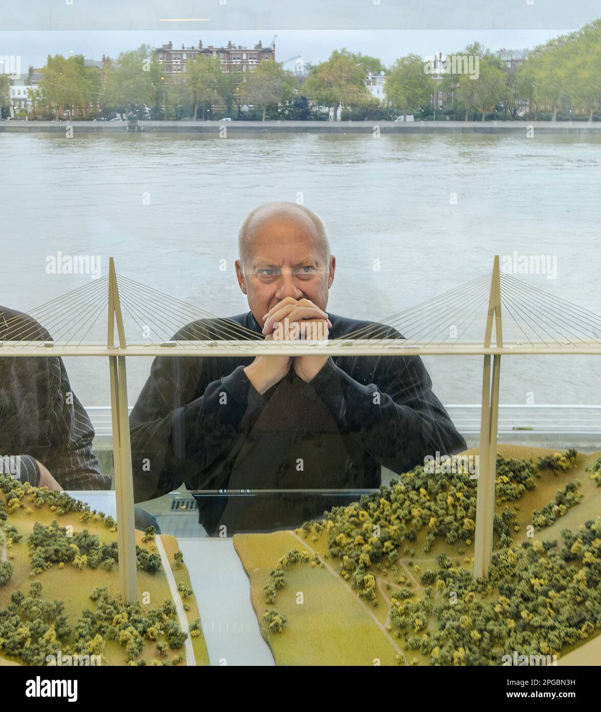 REGNO UNITO. INGHILTERRA. LONDRA. DISTRETTO DI BATTERSEA. SIR NORMAN FOSTER STUDIA IL MODELLO DEL VIADOTTO DI MILLAU (IN CORSO ALL'EPOCA). NELLA PARTE POSTERIORE Foto Stock