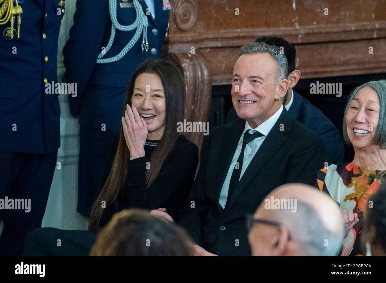 21 marzo 2023, Washington, District of Columbia, USA: Vera Wang, A sinistra, Bruce Springsteen, al centro, e Joan Shigekawa, a destra, Ridere mentre il presidente degli Stati Uniti Joe Biden offre le osservazioni durante una cerimonia di premiazione delle arti e delle scienze umane nella stanza orientale della casa bianca a Washington, DC martedì 21 marzo 2023. La National Medal of Arts è il più alto premio assegnato agli artisti e ai patroni delle arti dal governo federale. Viene assegnato dal presidente degli Stati Uniti a individui o gruppi che meritano un riconoscimento speciale per il loro eccezionale contributo all'excelle Foto Stock