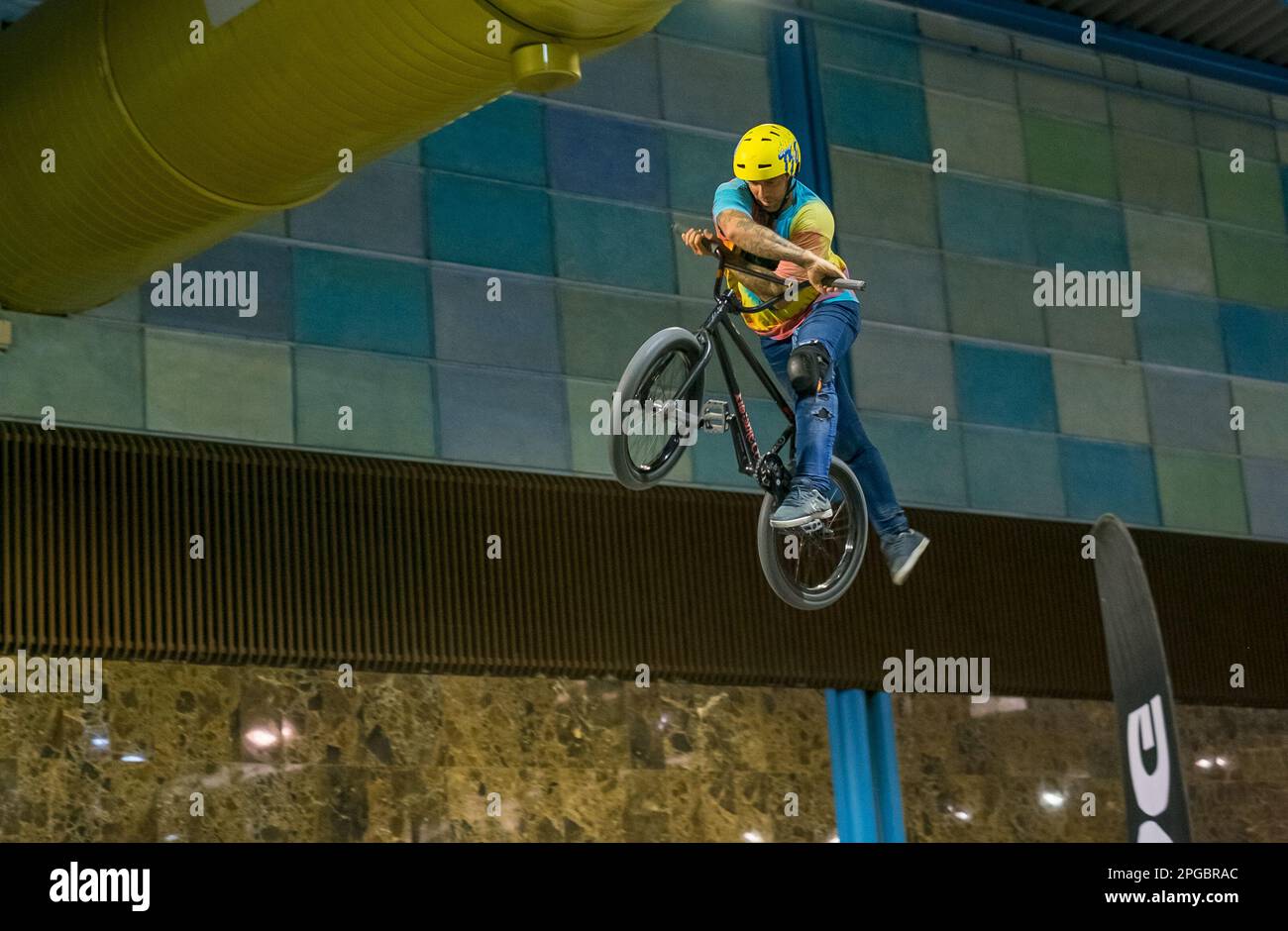 Malaga, Spagna - 20 maggio 2018. Uomo sconosciuto su bmx fare trucchi durante il Salón Moto & Bike Andalucía, città di Malaga, Spagna Foto Stock